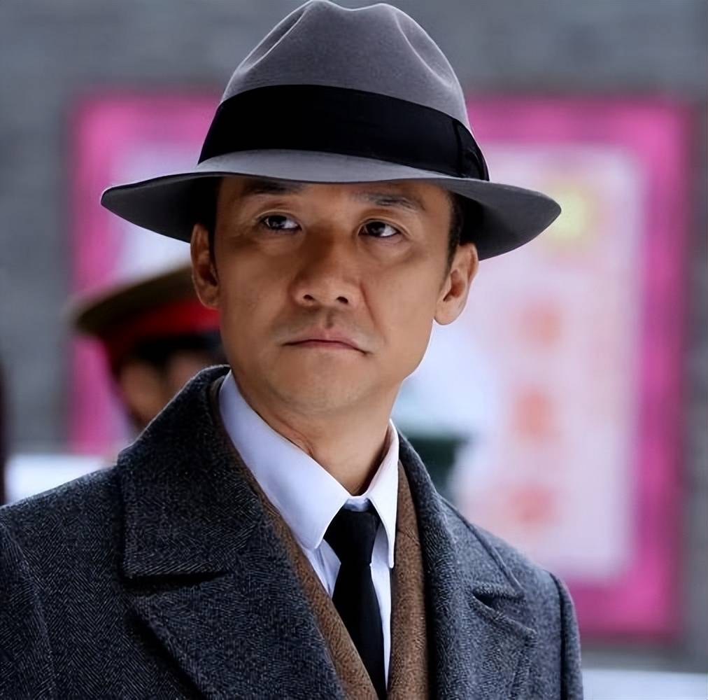 不忠传闻真假难辨,反正净身出户已成事实,连儿子都拒绝接触