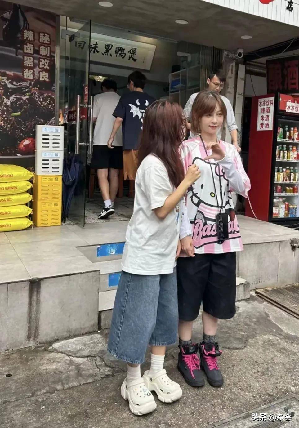 痞幼武汉尝黑鸭煲,可爱打扮引围观!