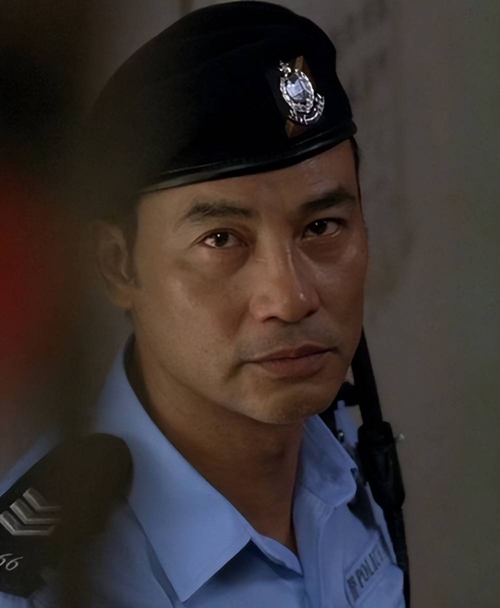 70岁任达华回山东老家收小麦,胡子花白显沧桑,干活精神不输年轻人