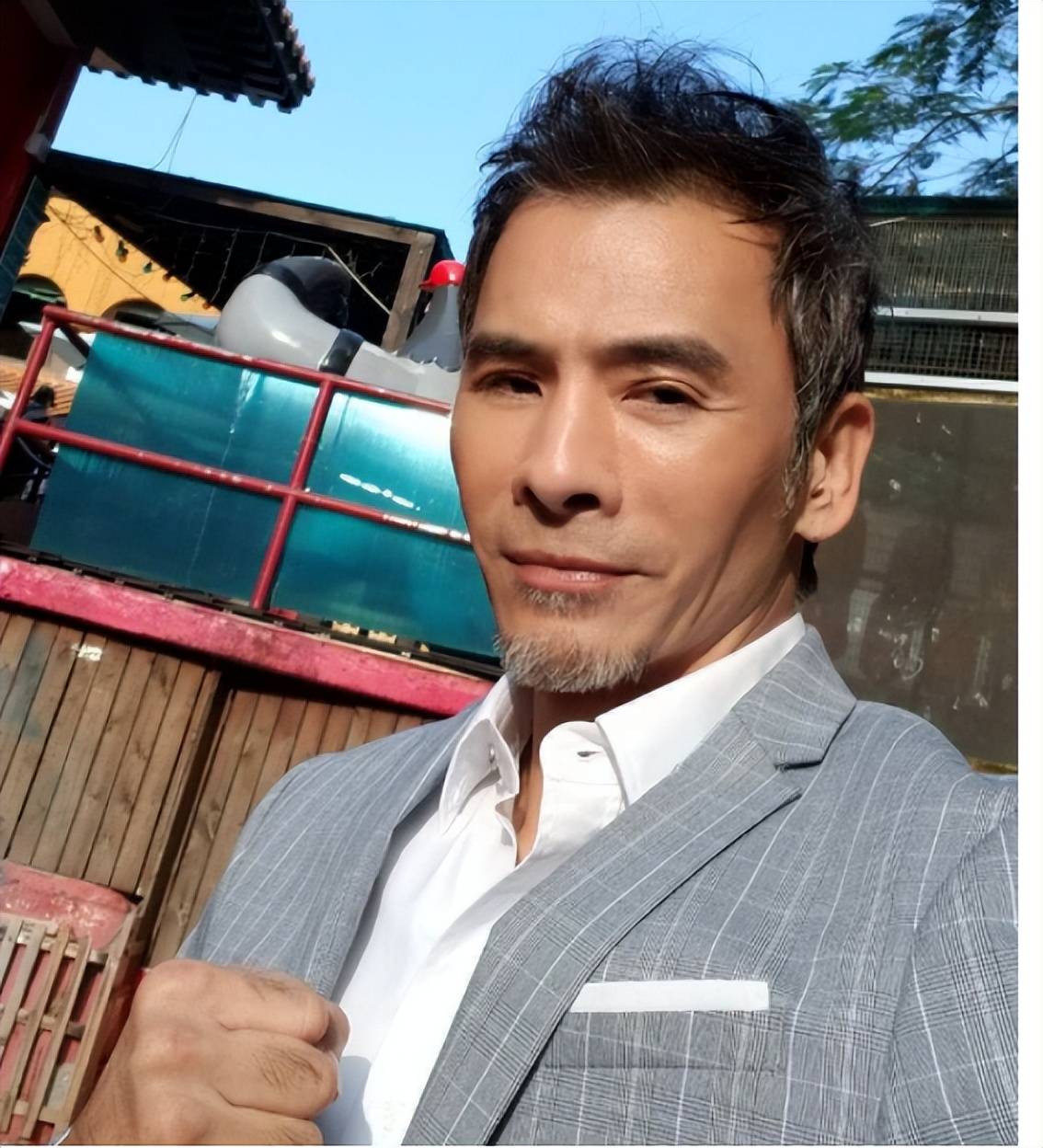 tvb知名绿叶上海开酒馆身材被赞保养一流曾拍大尺度电影