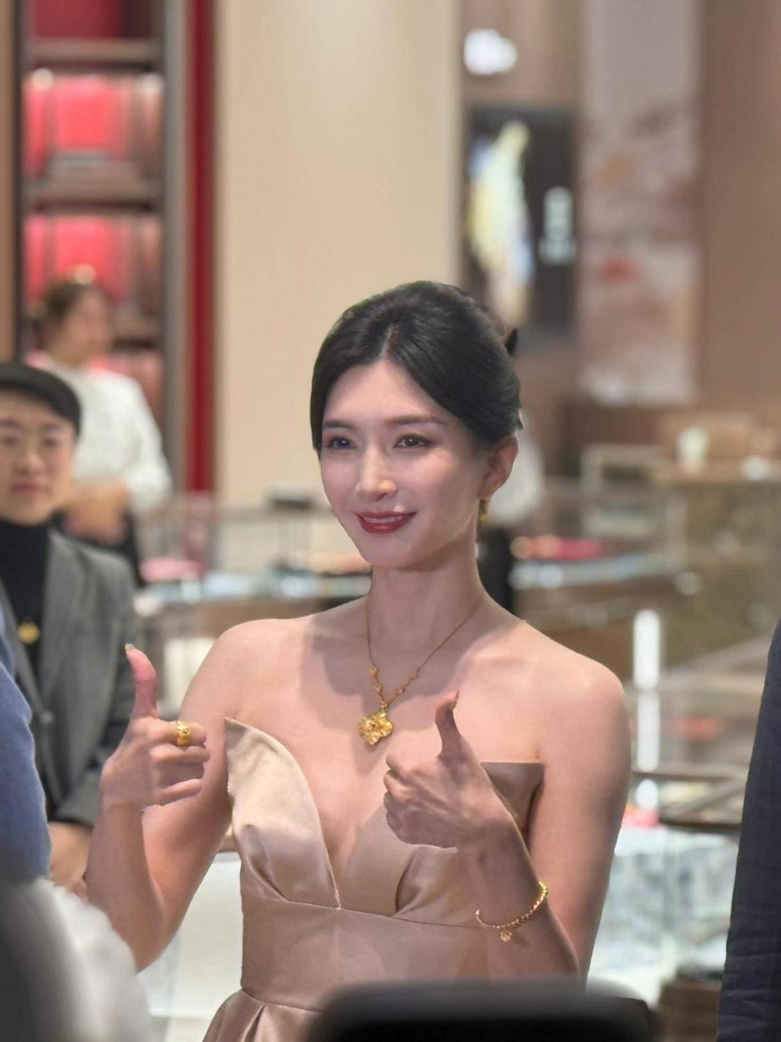 江疏影高调亮相香槟色抹胸裙惊艳土豪金项链成点睛