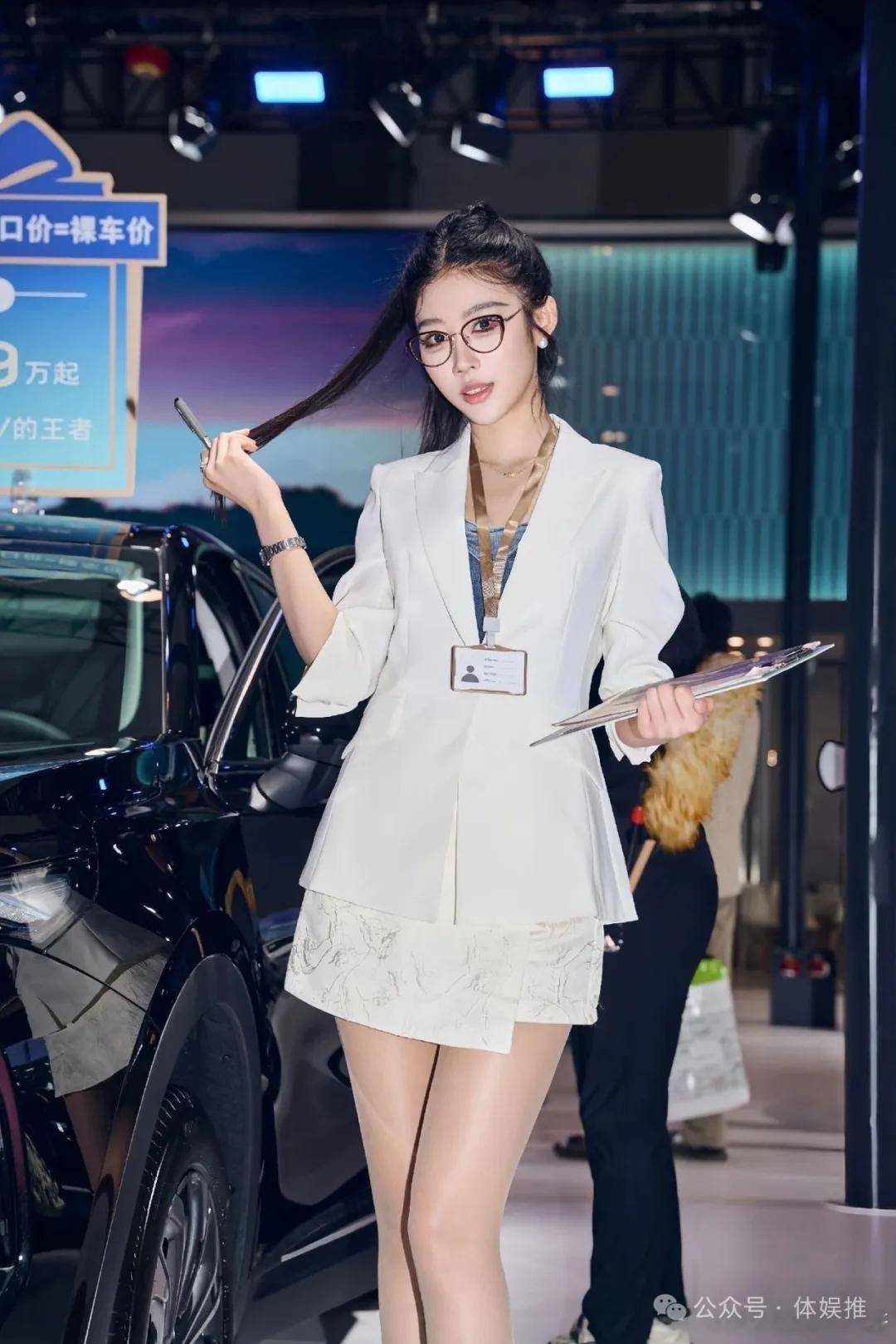 西装裙 裸色高跟,这丝袜腿我直接签合同!