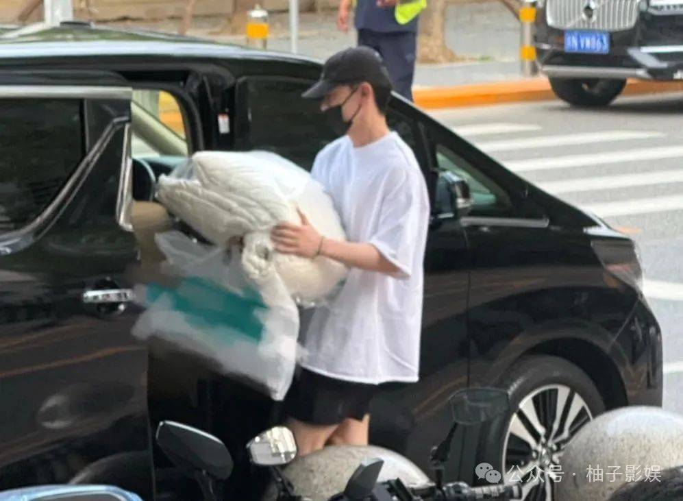 33岁邓伦北京街头被偶遇,穿白短袖搭黑短裤身材消瘦,但颜值依旧在线