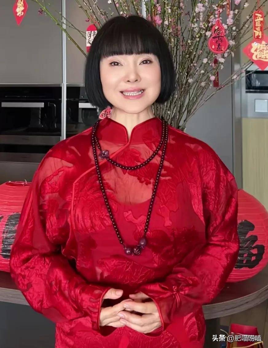 近年来,短视频的风靡使得陈红重新开通了个人账号,偶尔分享一些生活