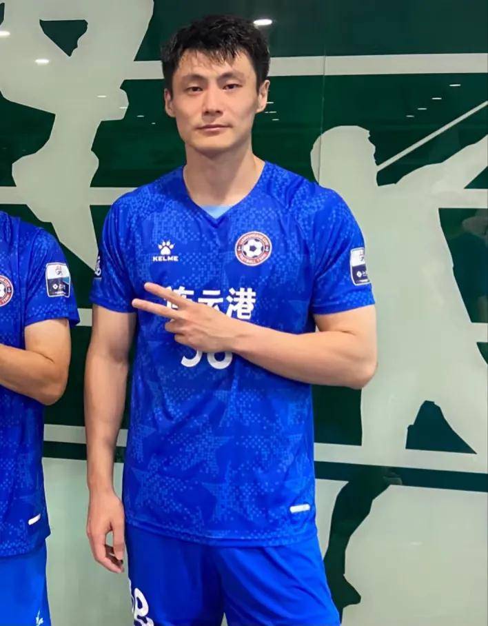 苏超连云港队人气爆棚,38号球员张骋颜值与腹肌兼具,球迷热烈追捧