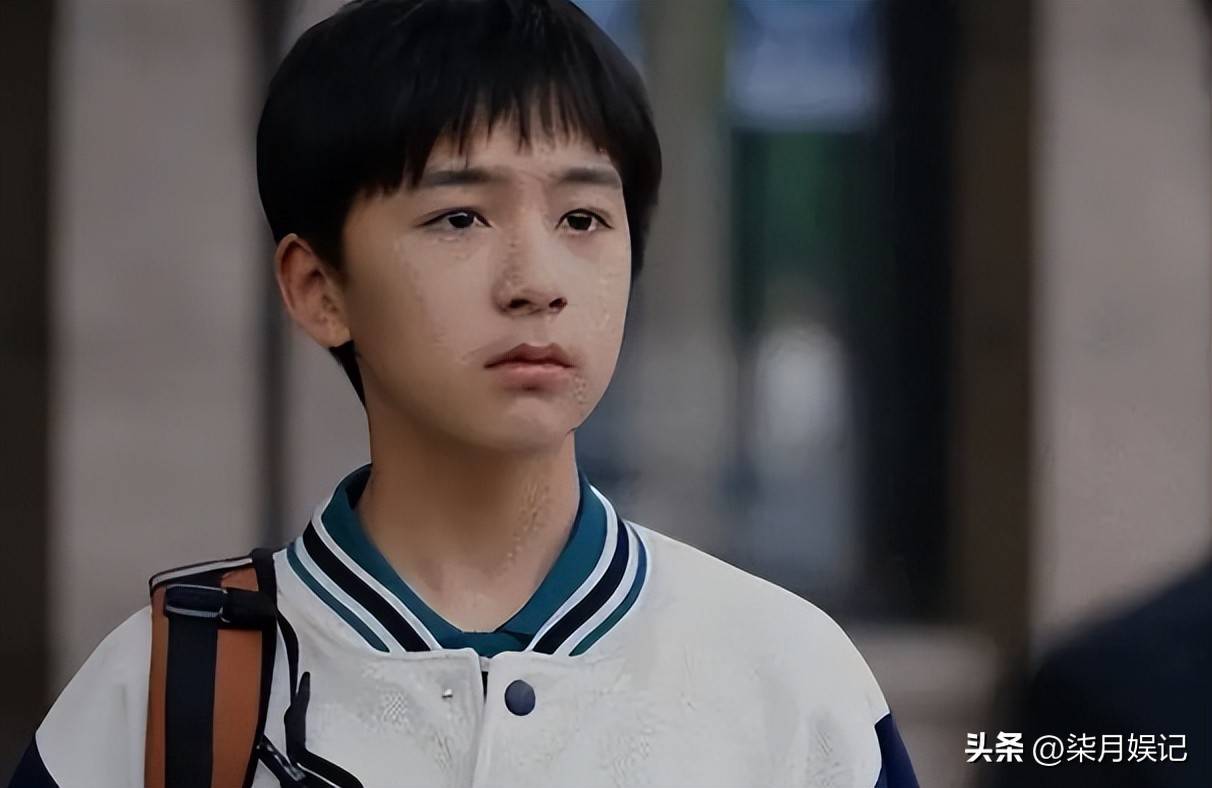 在《以家人之名》中,他饰演小时候的凌霄,将被母亲锁门外的恐惧与无助
