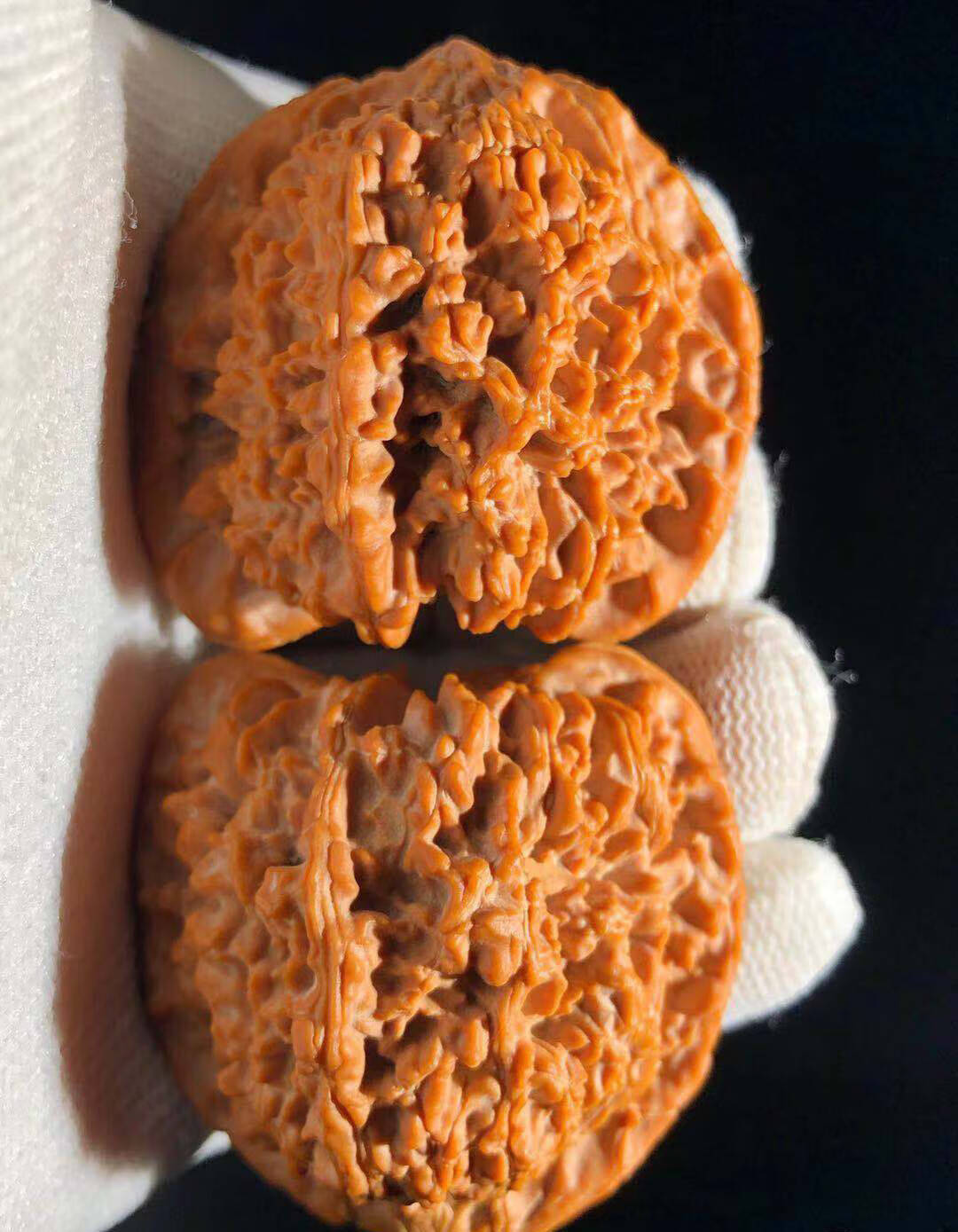 文玩核桃要不要打底需要根据个人的喜好核桃的品质以及对盘玩效果的
