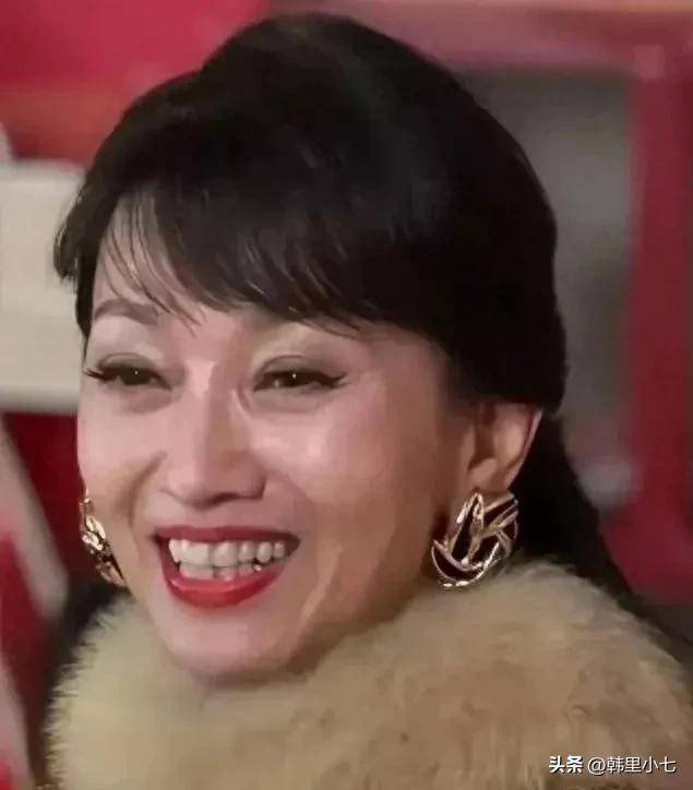 72岁赵雅芝引热议,戴假牙假发传闻,真相远比想象复杂