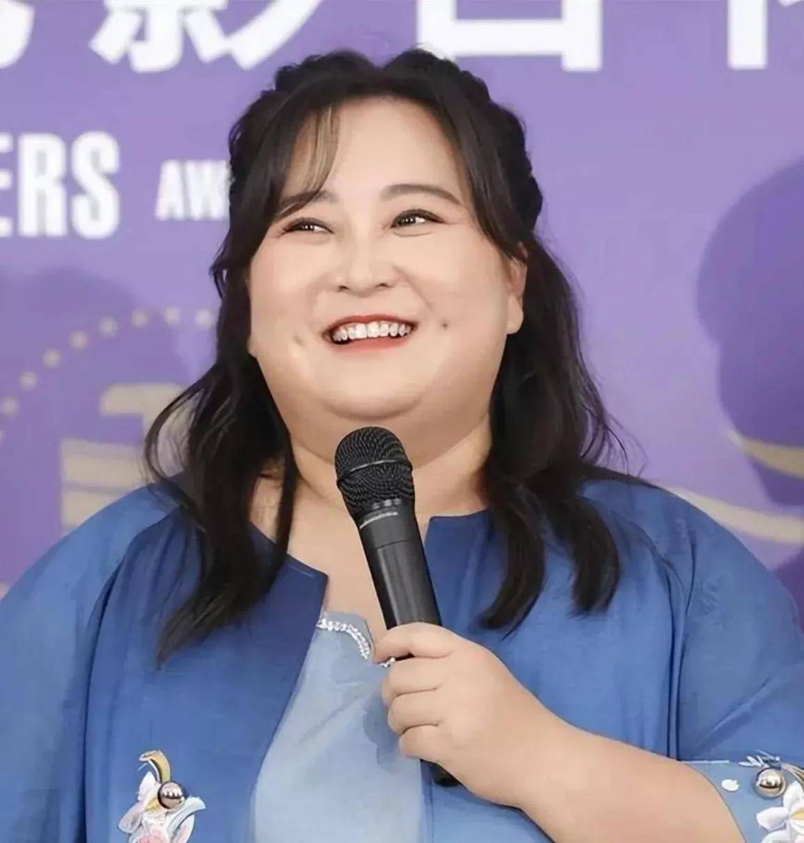 43岁贾玲减重100斤,一年后蜕变惊人,面相大变!