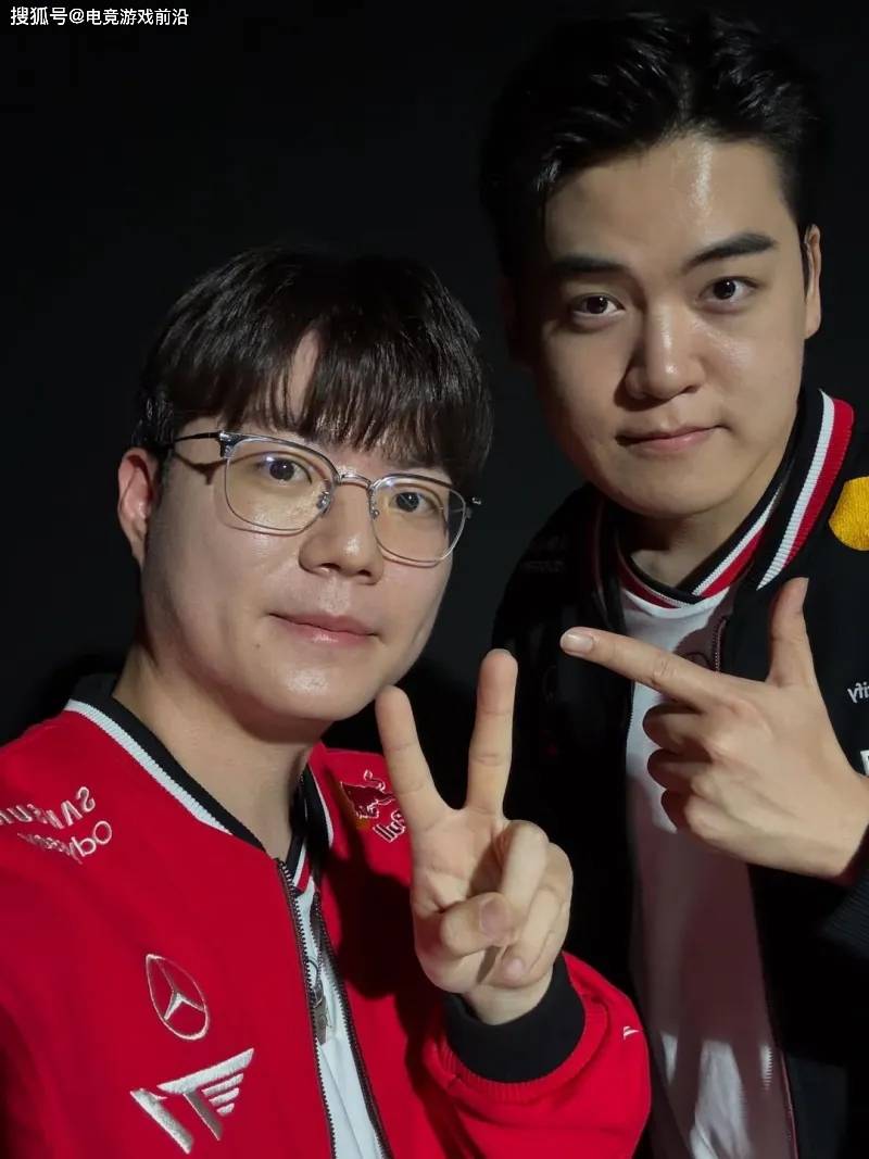 電競(jìng)豪門(mén)兄弟情！T1無(wú)畏契約選手與LOL天團(tuán)合體營(yíng)業(yè) 