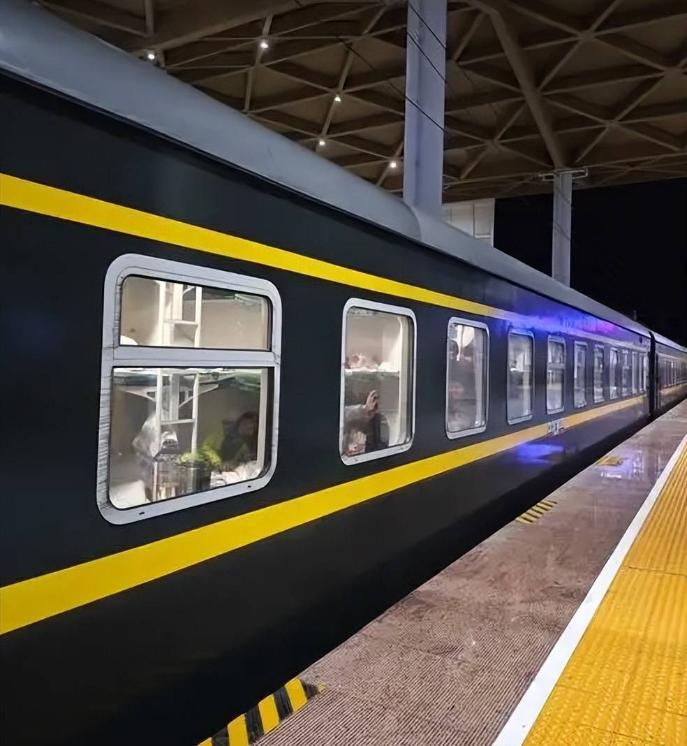 砸火车玻璃后续:小伙被民警带走,铁路部门道歉,派出所最新回应