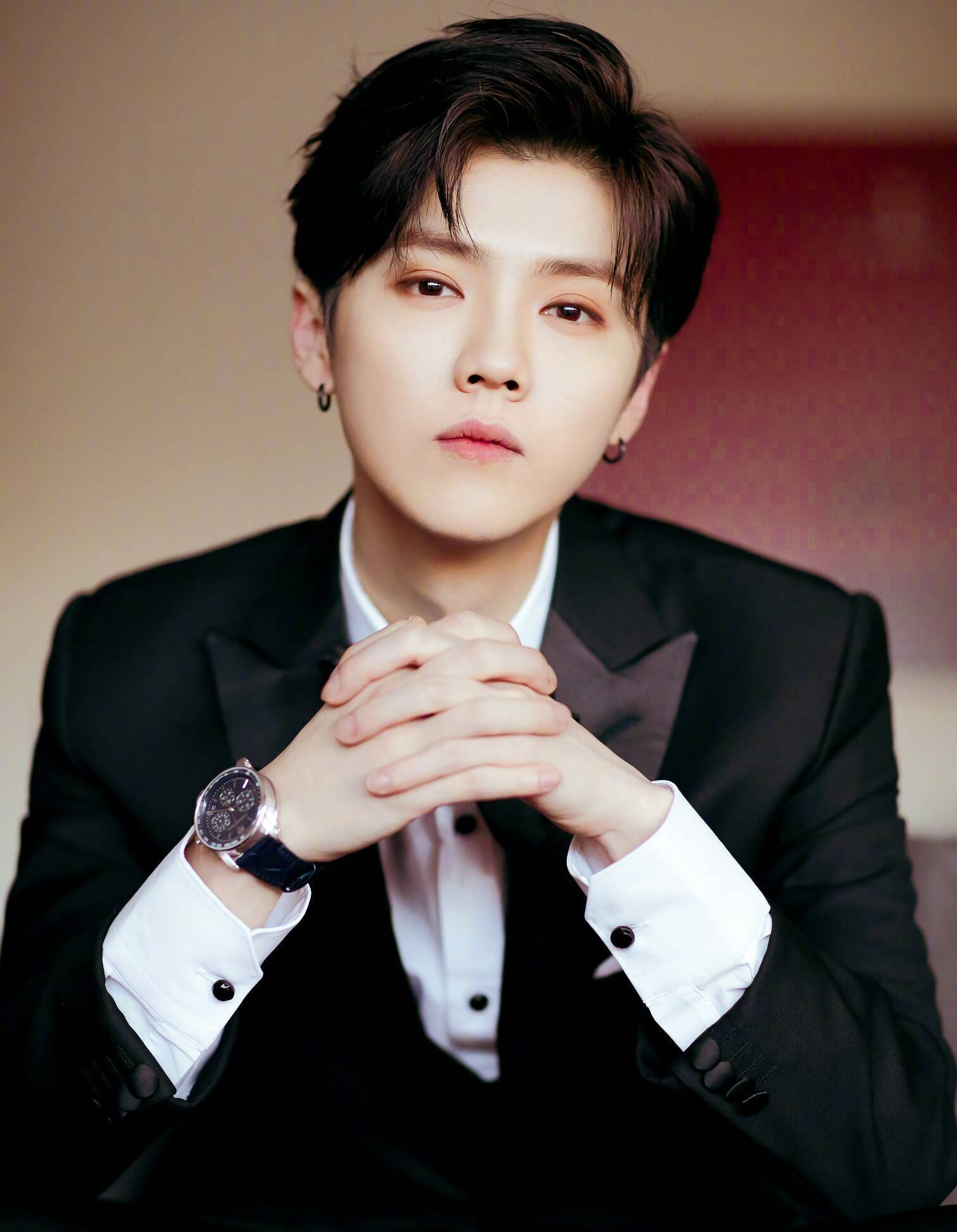 鹿晗的美甲艺术:从暗黑叛逆,分手到四季缤纷的舞台宣言