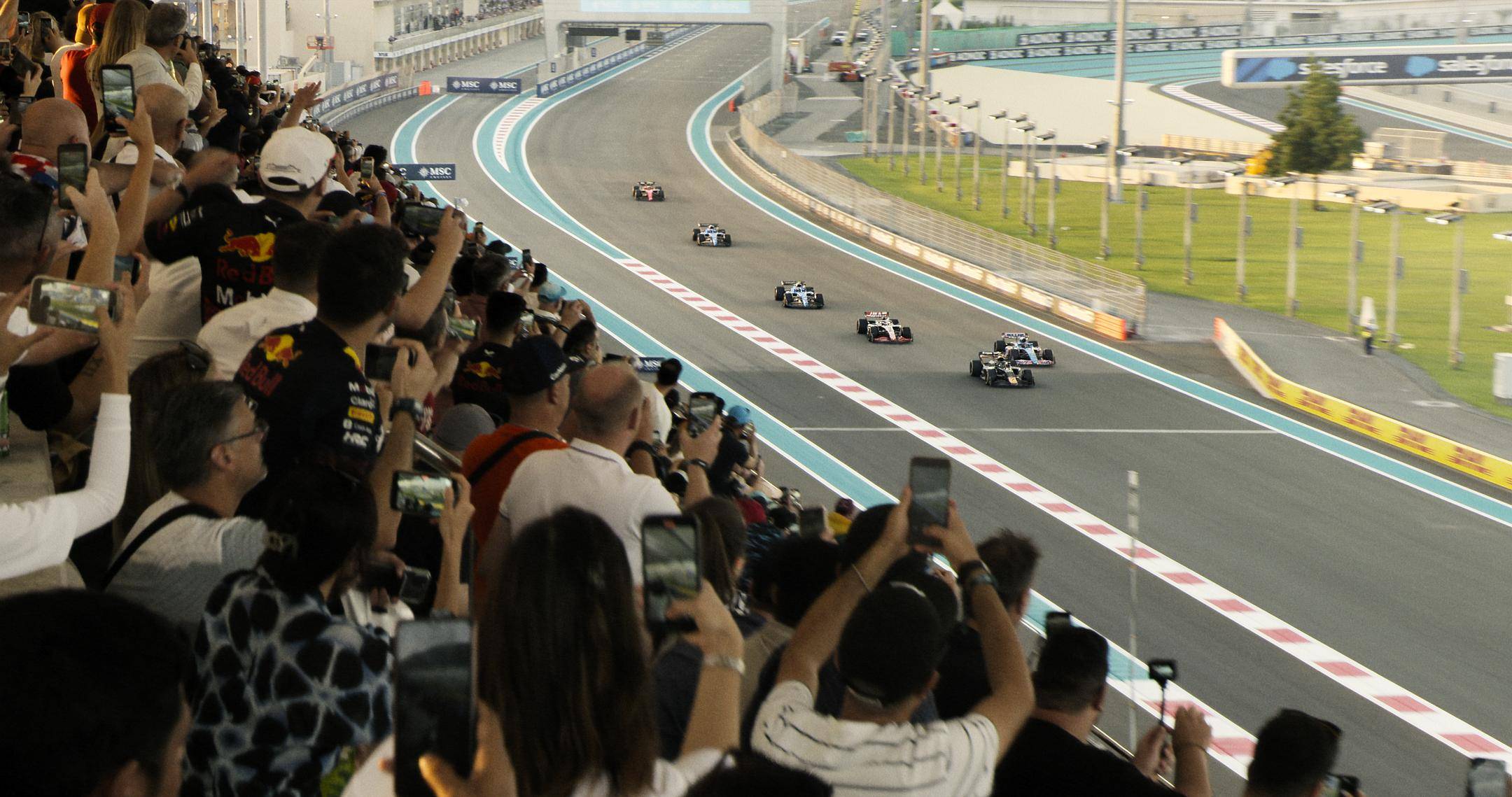 《F1：狂飙飞车》IMAX点映版：赛车电影的新标杆