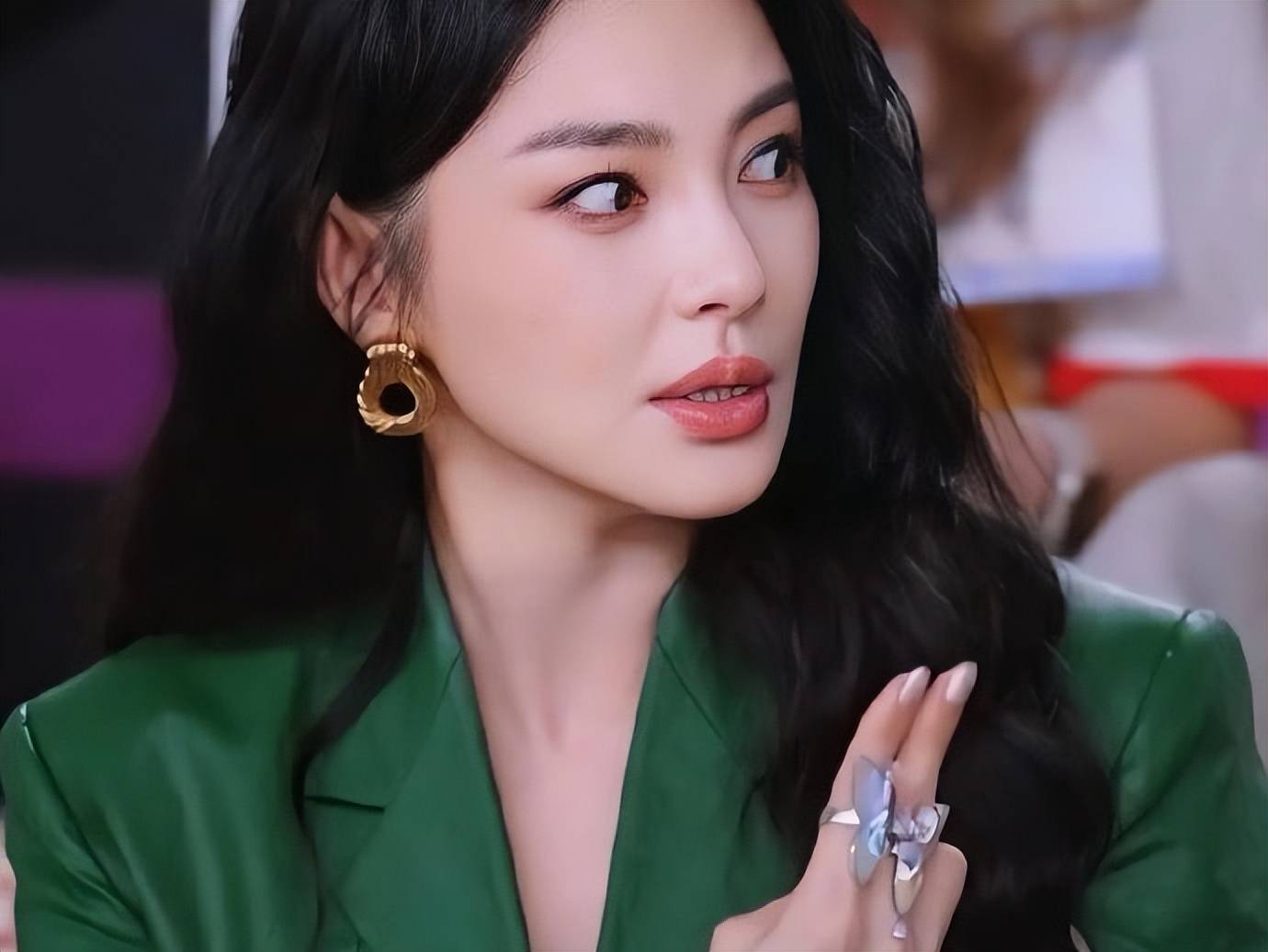 张雨绮复古风亮相手艺人大会,绿色长裙惊艳亮相,大波浪卷发魅力十足