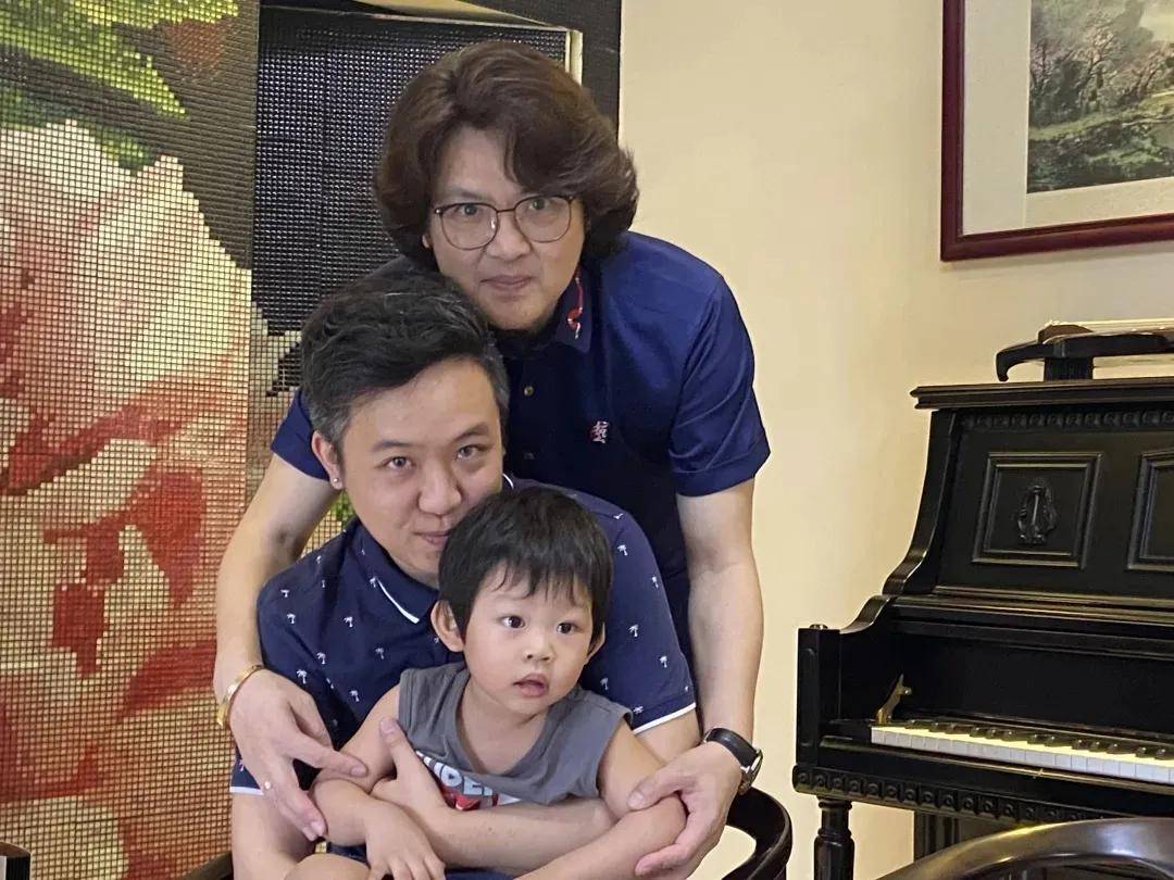如今,廖廷君已经结婚生子,廖百威也升级为爷爷,一家人共享天伦,好不