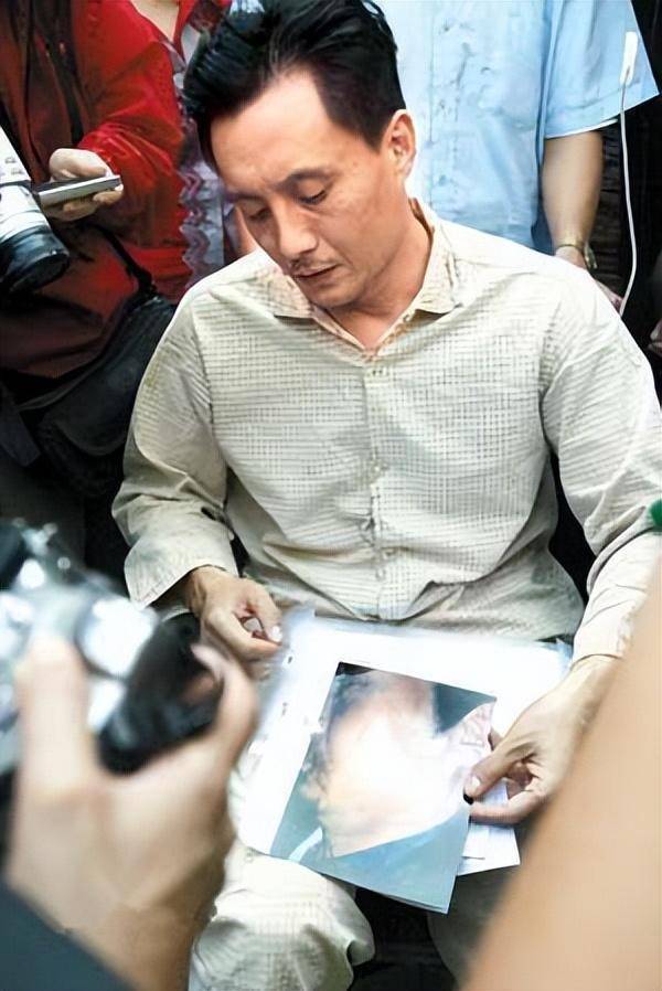 2004年,王伯昭参演电视剧《小鱼儿与花无缺》,饰演反派角色"江别鹤"