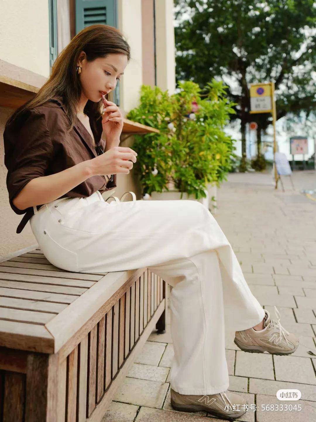 伍乐怡晒最新写真照展现自我魅力获得惬意与自然之美