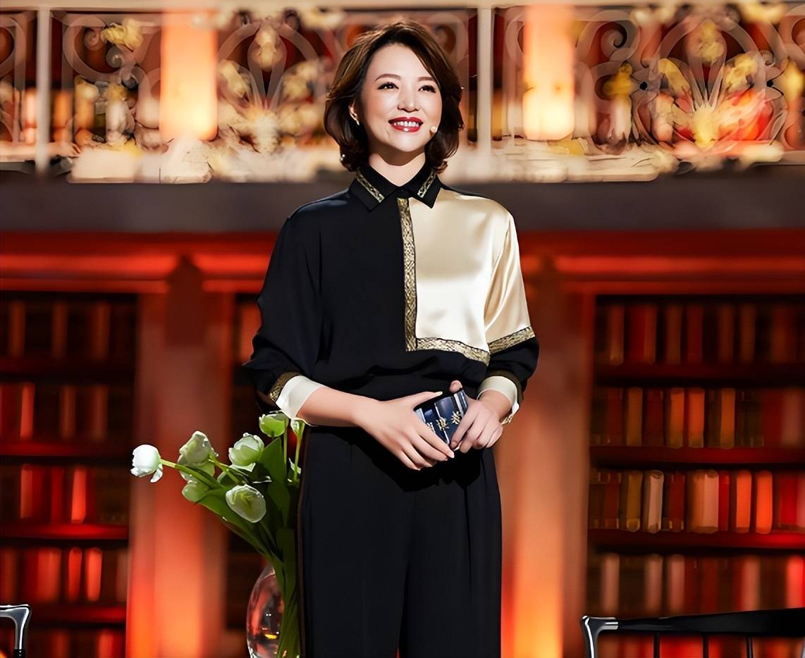 董卿被爆现身眼科医院,面黄肌瘦满脸憔悴,就连走路都需要人搀扶