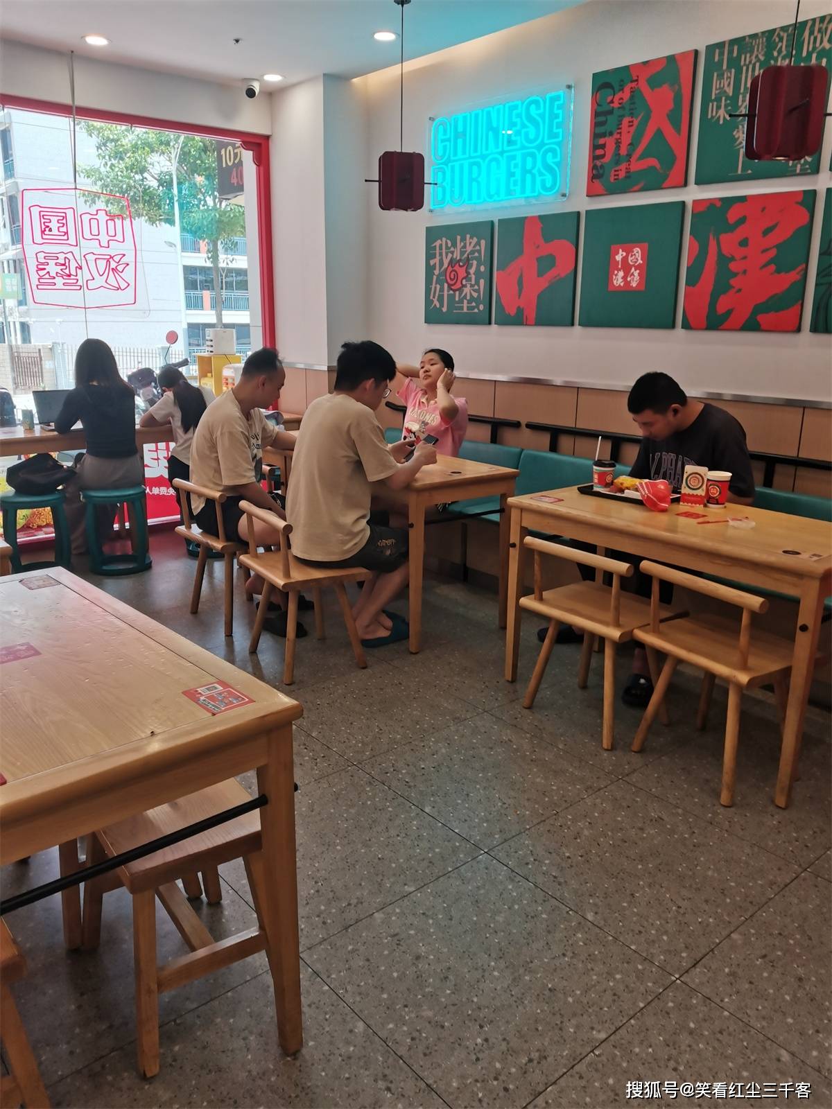 外卖小哥:现在的餐饮店,堂食的顾客远不及外卖订单多