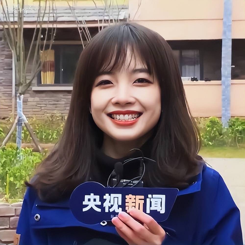 王冰冰在北京吃火锅,35岁像18岁,穿着小短裙,清纯装扮像高中生