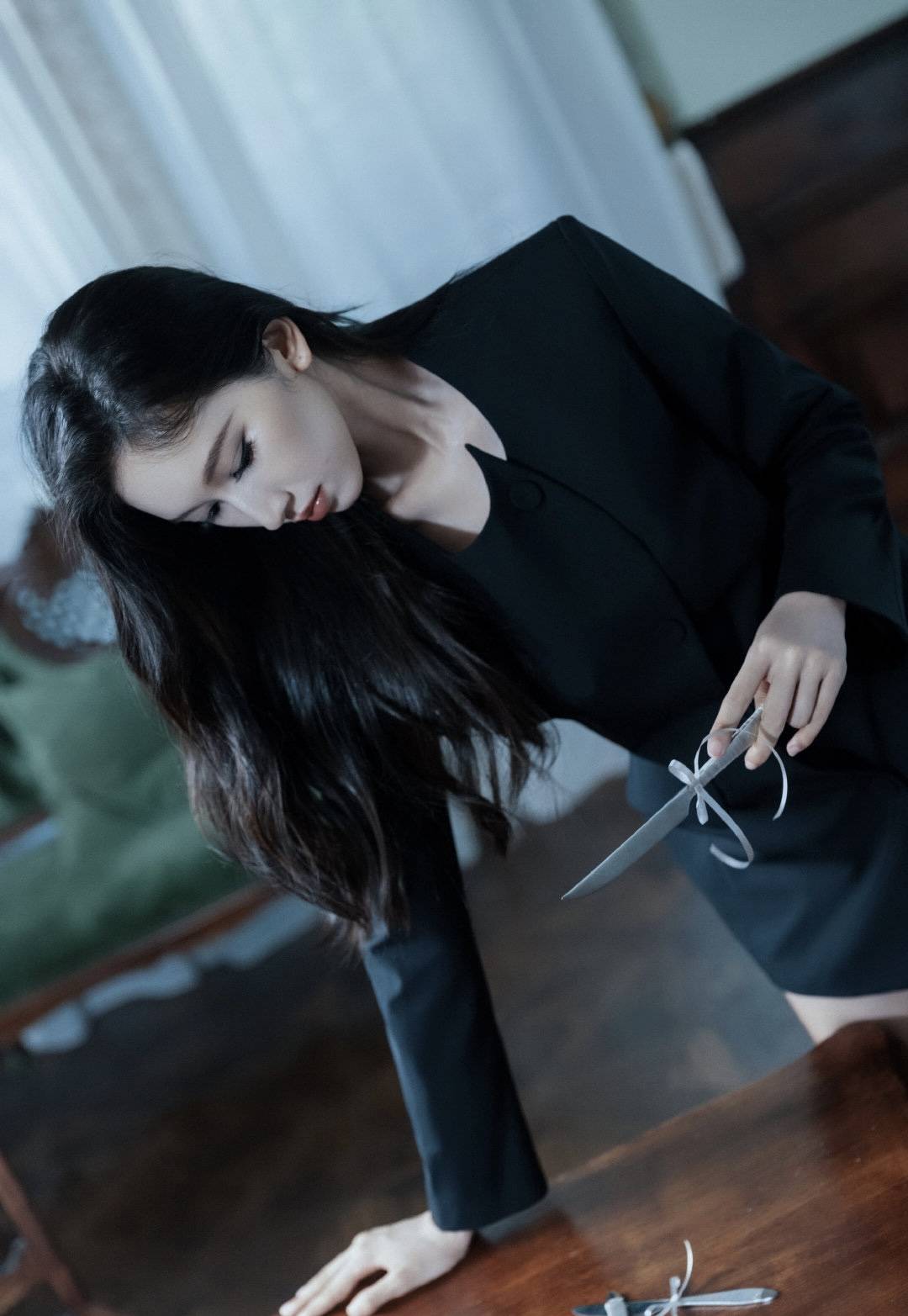 首先不得不提的是刘令姿的外形她那标准的恶女