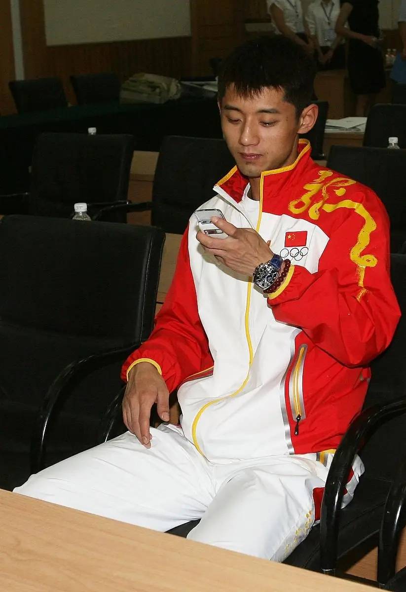 37岁张继科现身杭州,身材瘦削肤色变黑,大汗淋漓引关注