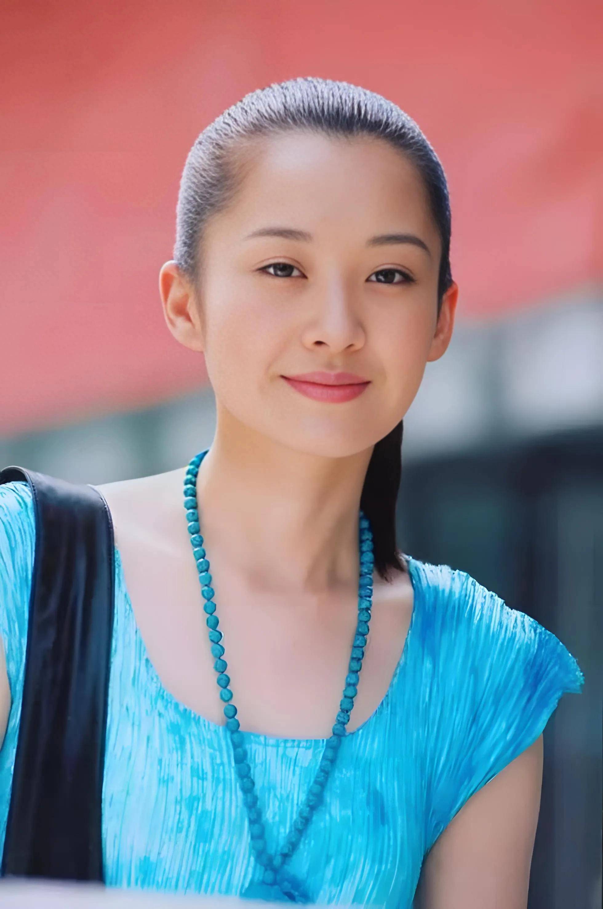 早期的她,鼻梁低,五官较为平淡,呈现出典型的"国字脸"