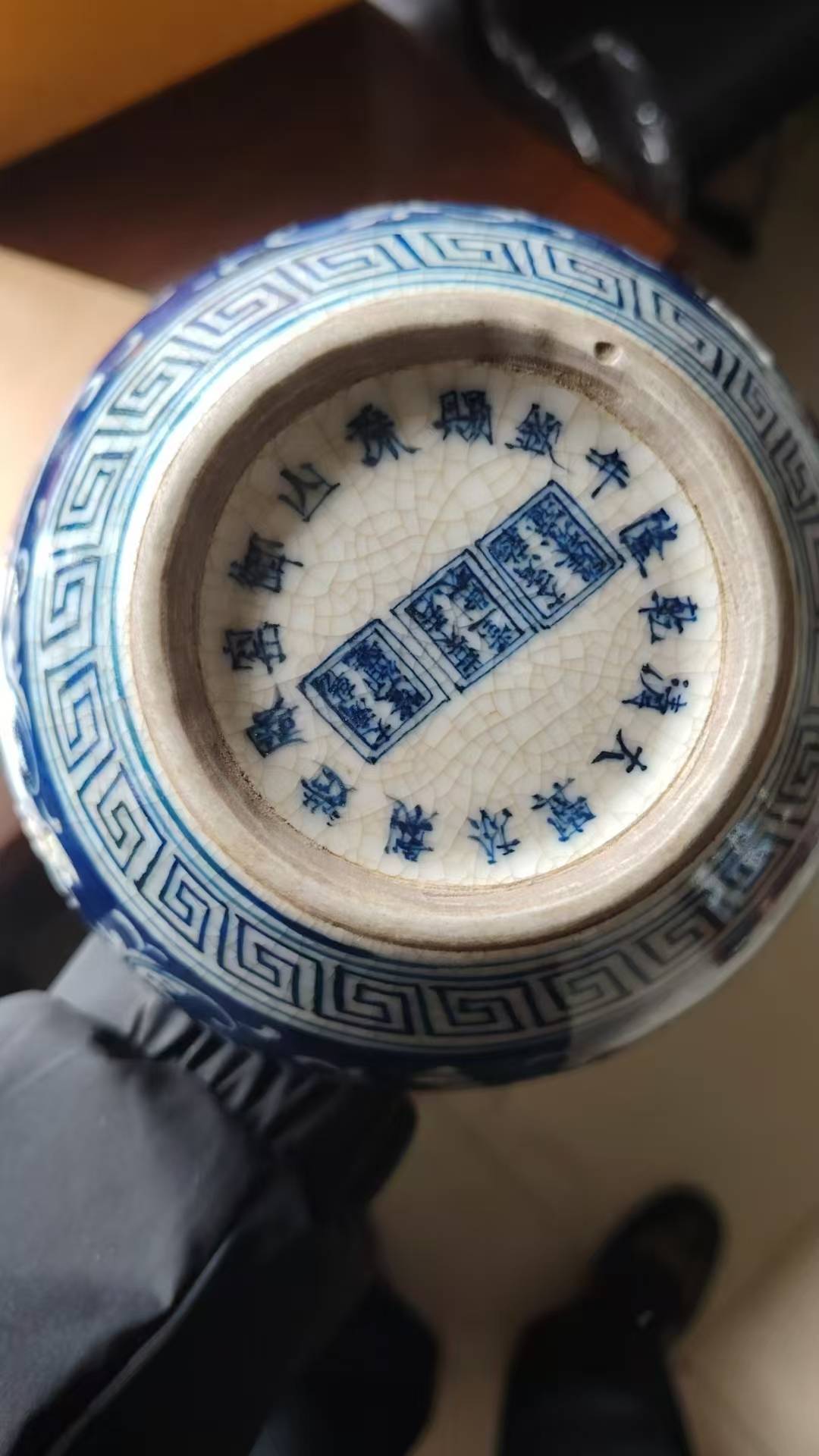 清乾隆唐英制青花雕刻凤纹天球瓶鉴赏
