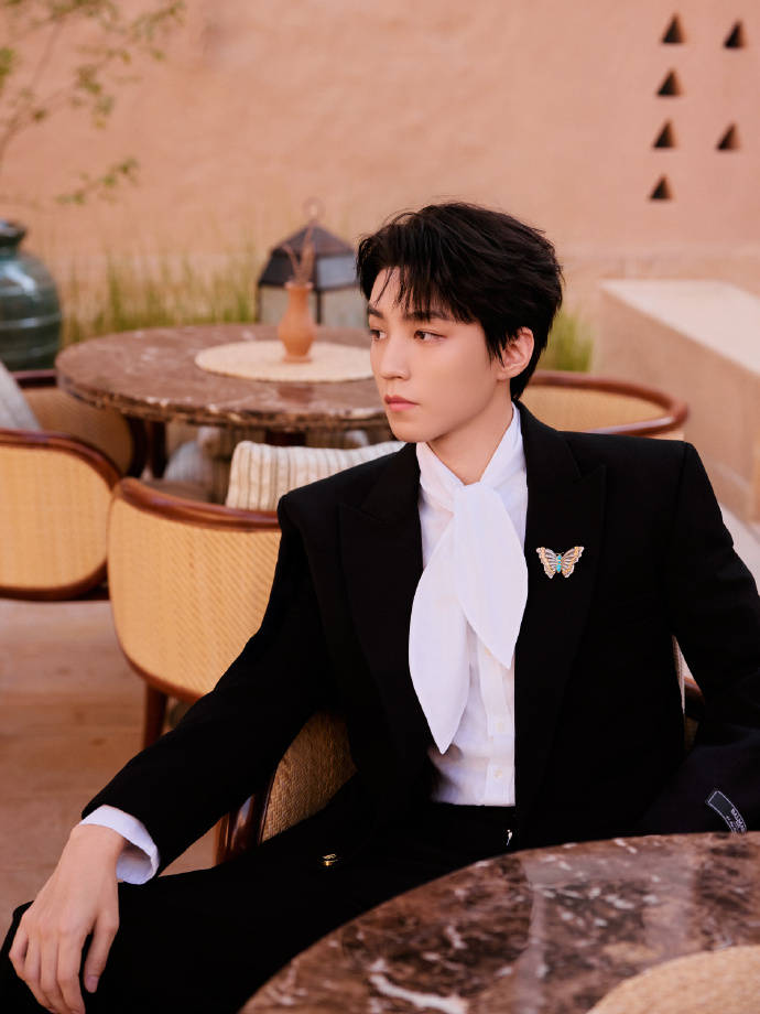 从国民弟弟到东方小王子!王俊凯沙特红毯造型刷屏,外媒狂赞