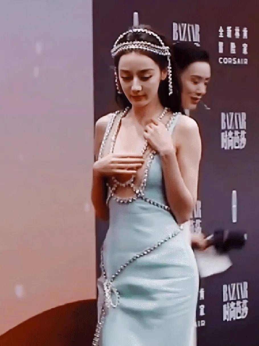 迪丽巴热穿深v服,捂胸口的动作,招来评头论足