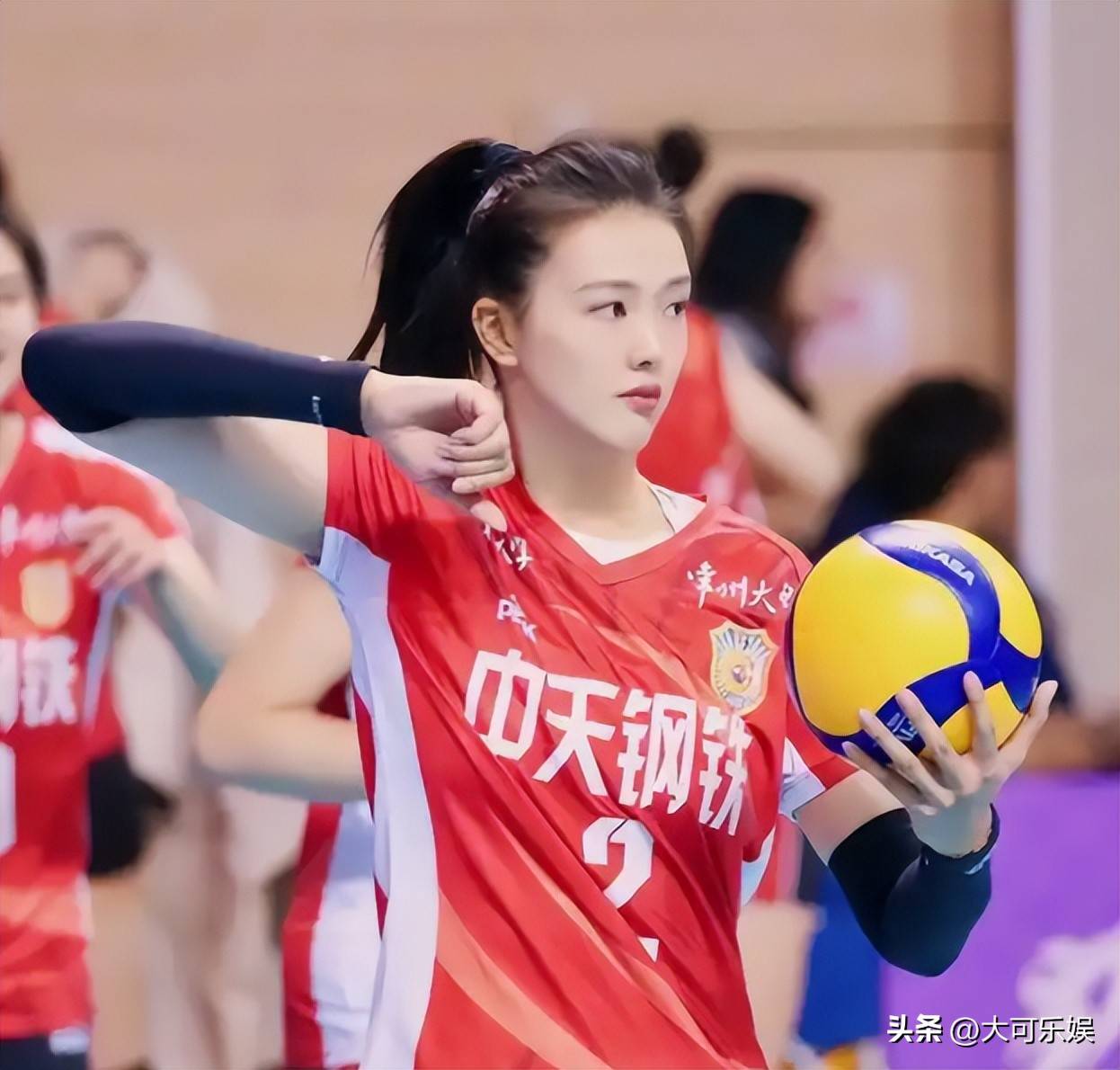 女排张常宁:长腿吸睛身材傲人,老公高大帅气,生娃计划或将提上日程