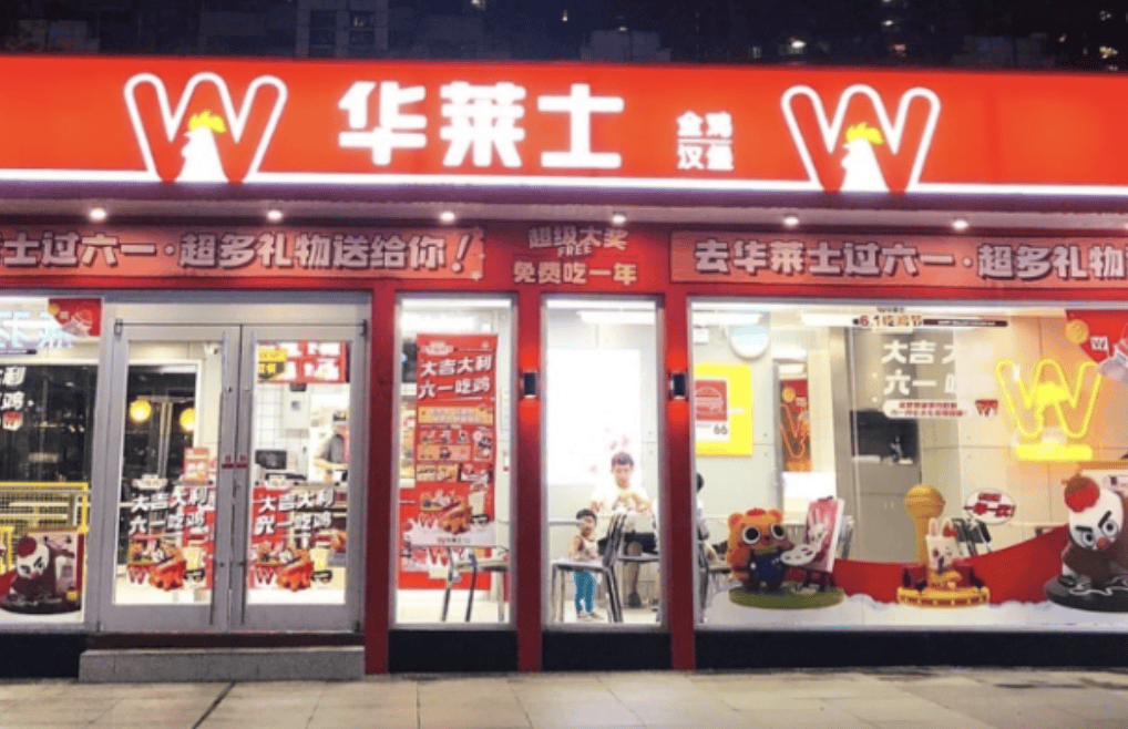 华莱士杯装可乐被消费者喝出整只塑料袋 客服：