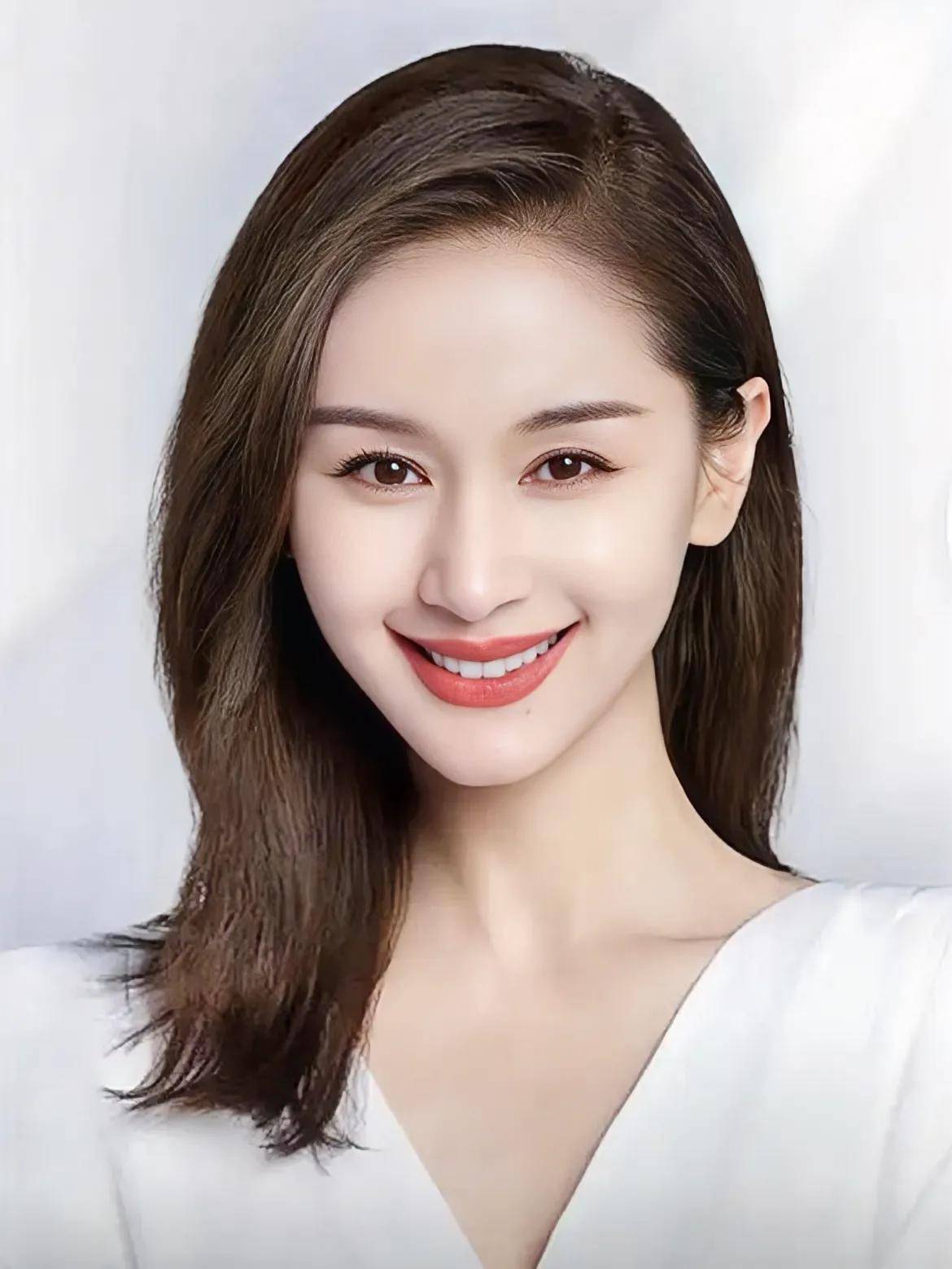 4日出生于四川成都,毕业于湖南省艺术学校,是中国影视界的知名女演员