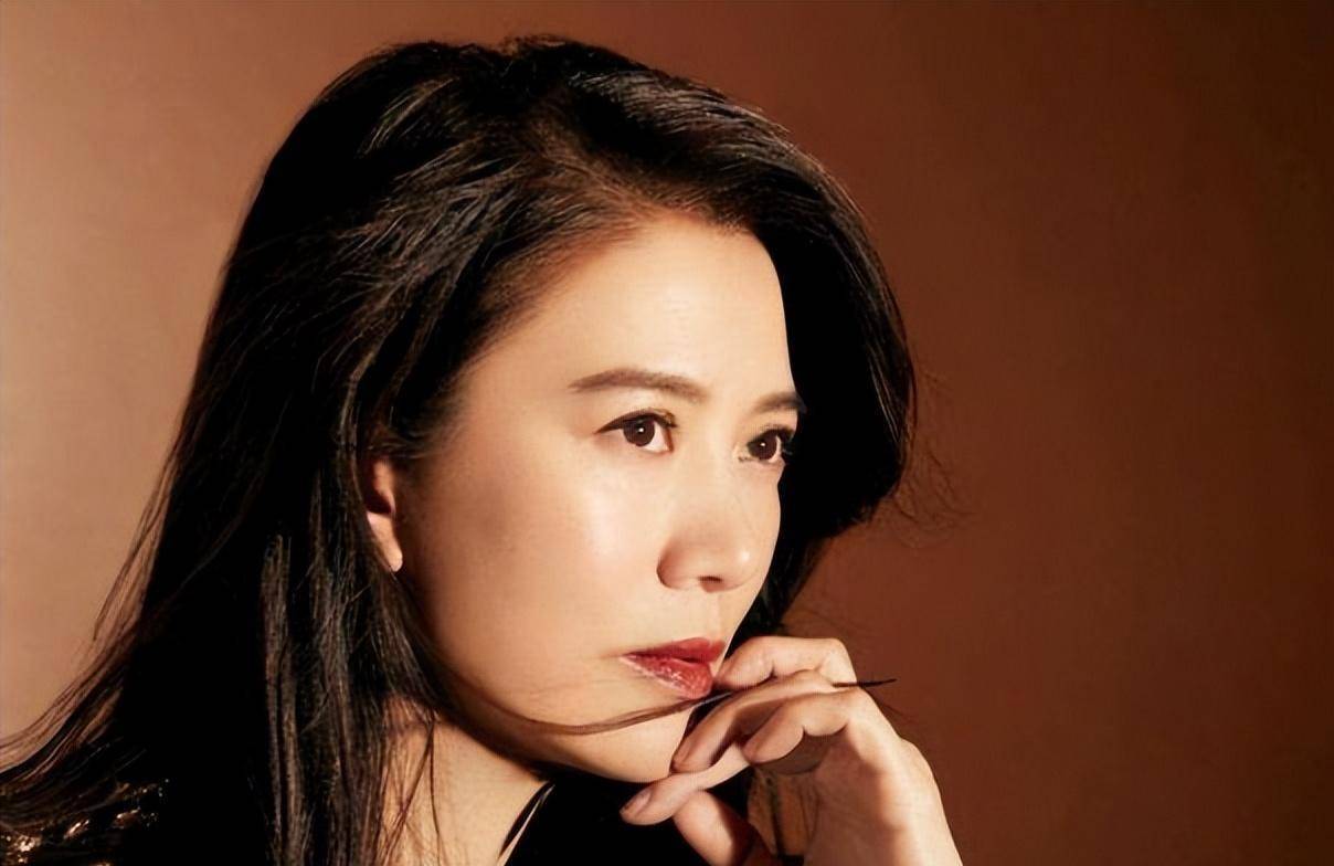 52岁袁咏仪素颜聚会!面部浮肿肤色暗沉,张智霖满脸皱纹但更显嫩