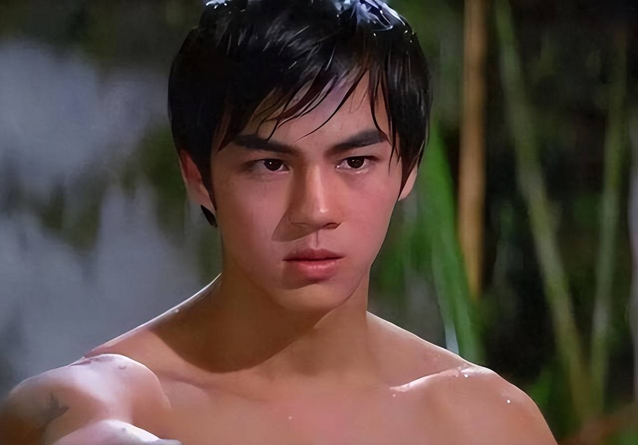 79岁老态尽显,儿子荣获视帝,孙子孙女像极爸