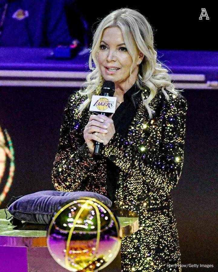 珍妮-巴斯连任湖人管理者!五年内无变动