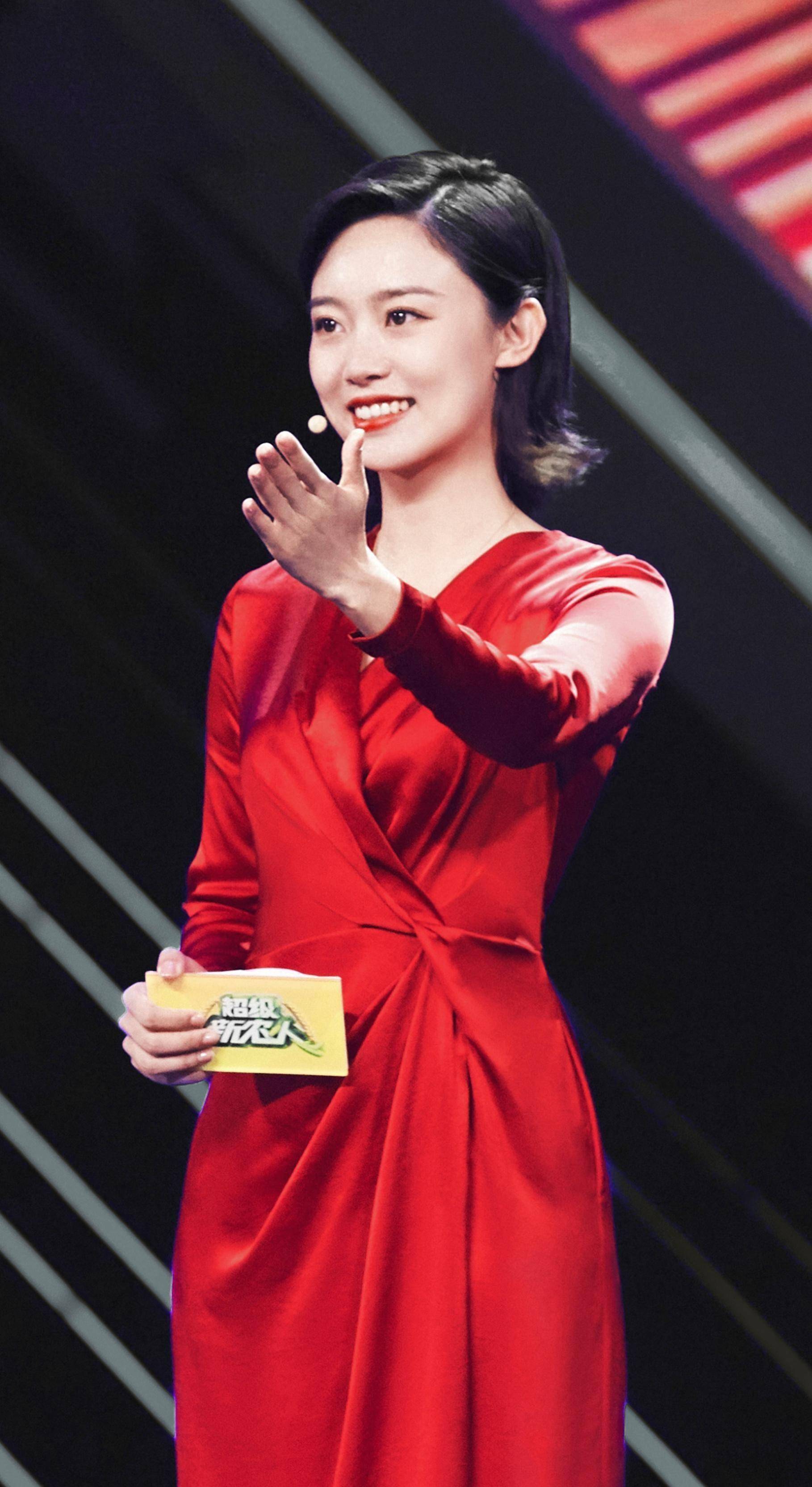 被称为"小董卿"的李七月,央视8年没转正?是金子在哪都会发光