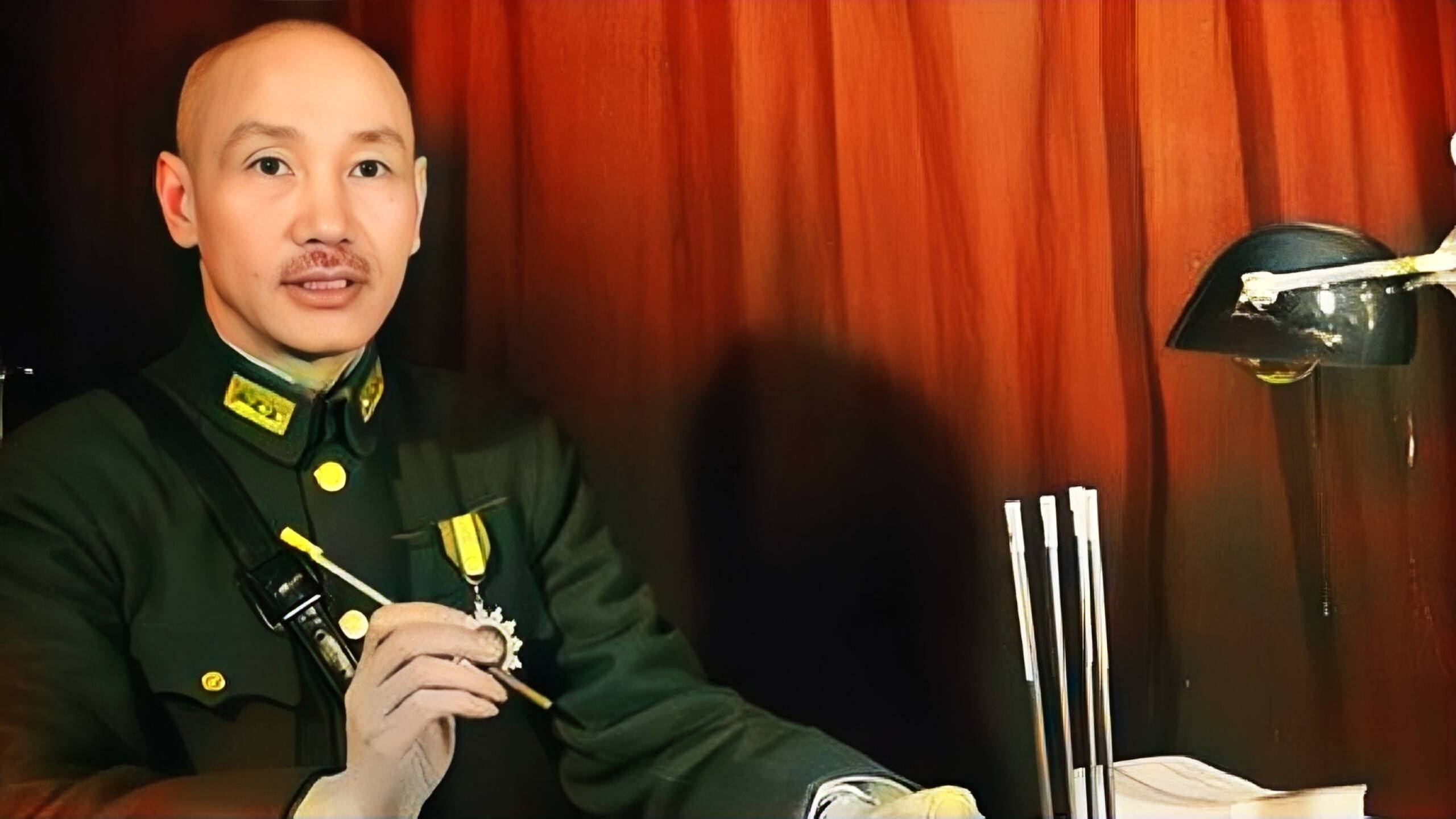 1955年，清凯·希克（Chiang Kai-Shek）审查了前十名