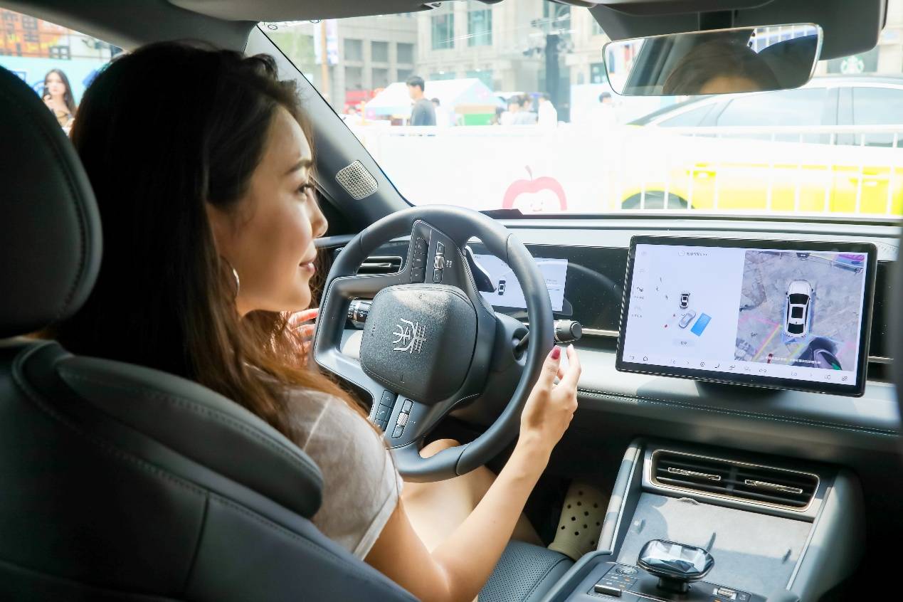 比亚迪承诺兜底! 秦L引领智能泊车进入“安心”时代