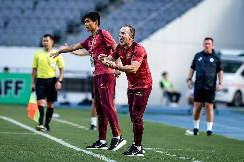 国足赢球仅1天！足协紧急叫停，久尔杰维奇将下课，去向曝光
