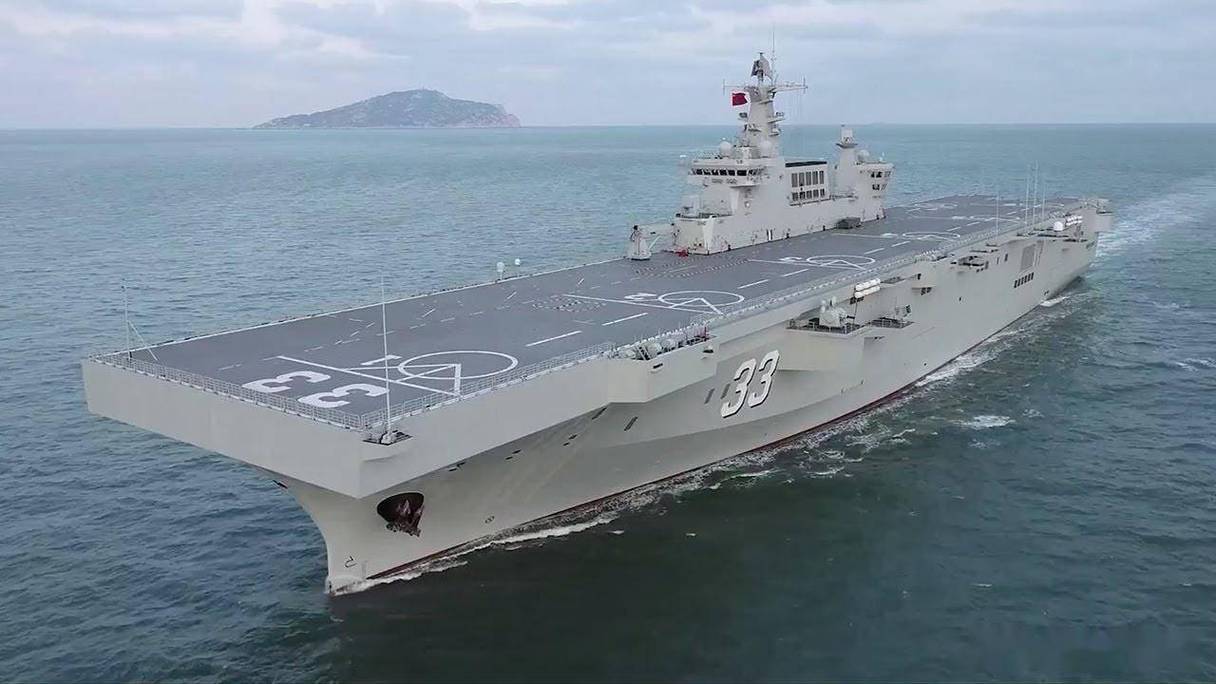 4万吨"准航母"霸气亮相,15架直升机铺满甲板,直