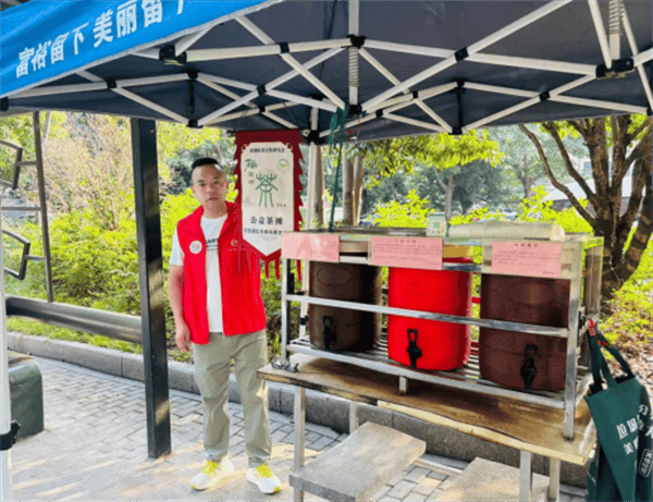 十年坚守!公益茶摊“凉”了高温,“暖”了杭州城(图1) 十年坚守!公益茶摊“凉”了高温,“暖”了杭州城(图1)