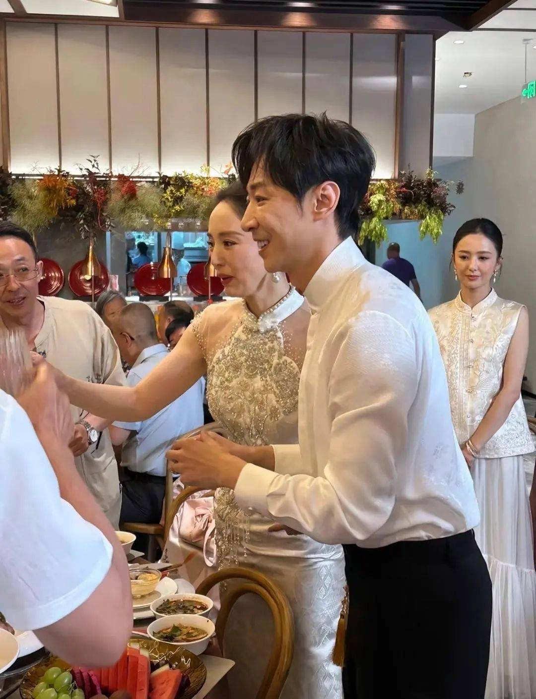 董璿張維伊婚宴敬酒照曝光！伴娘佟麗婭微表情引熱議