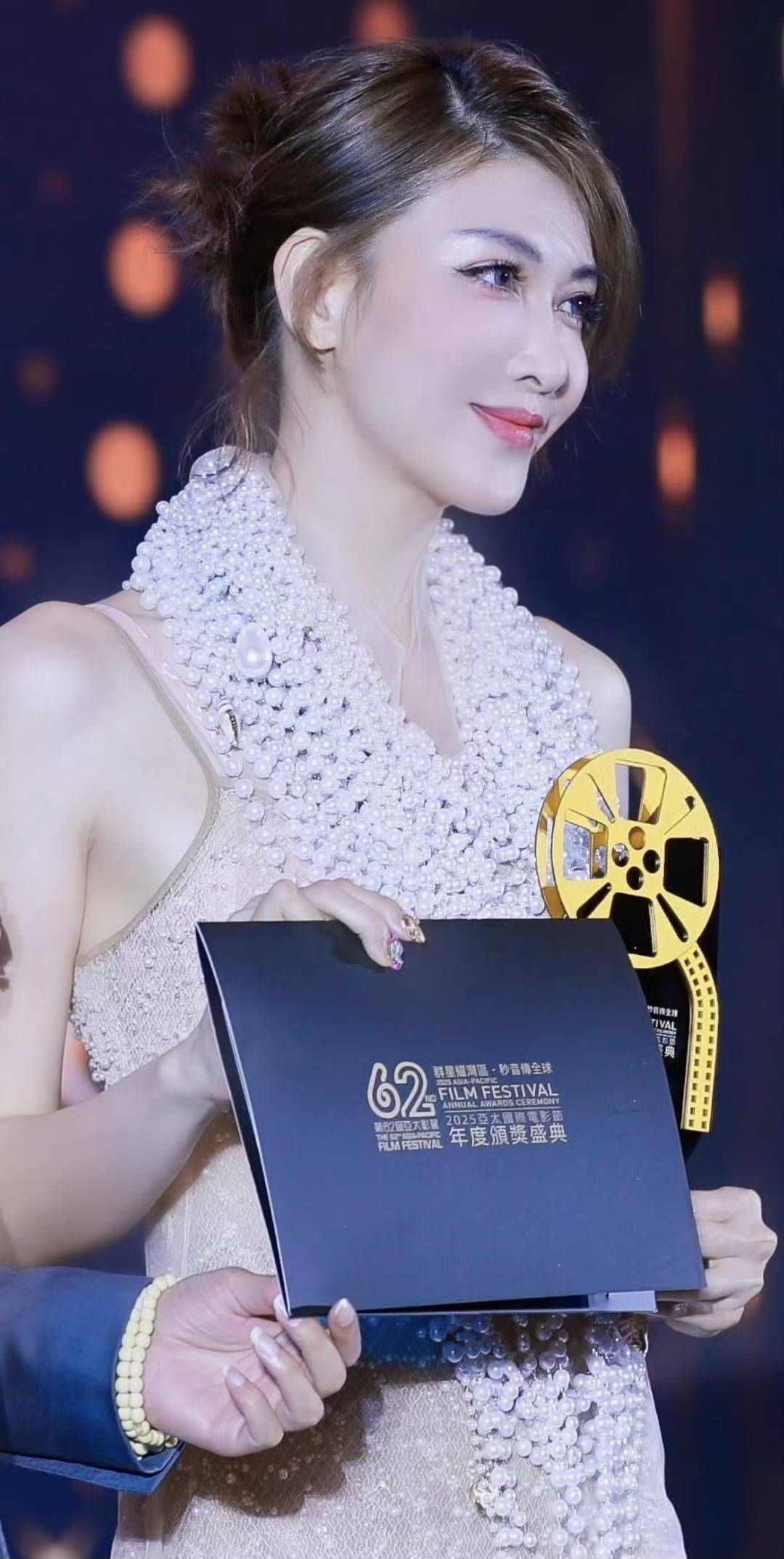 知名港星近况曝光,面部科技感十足,离婚后多位小鲜肉追求