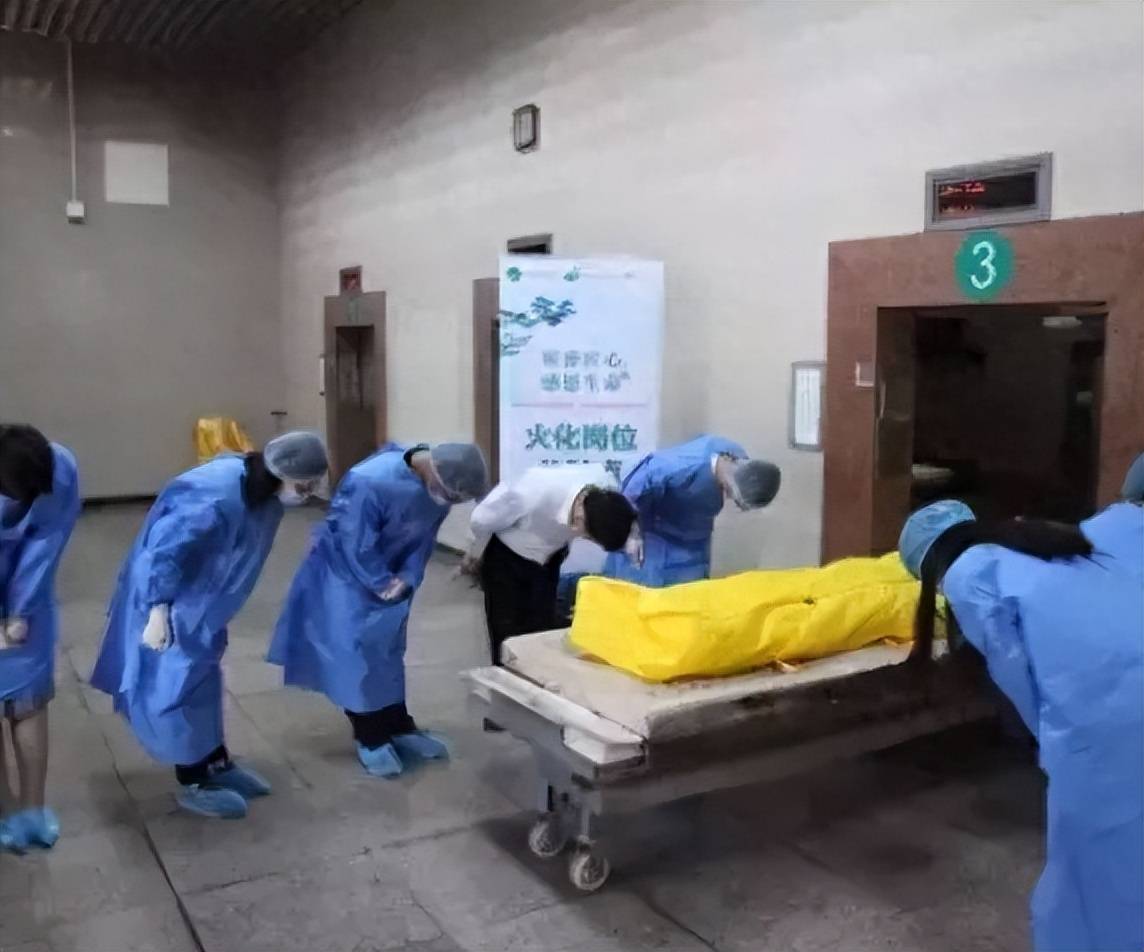 80后入殓师吴津娜:平均每天为15位逝者服务,每年处理尸体5000具