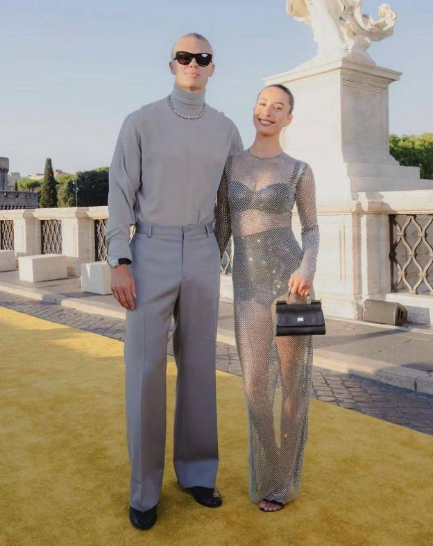 哈兰德伤愈复出，2亿英镑身价世界第一，女友绝美近照曝光