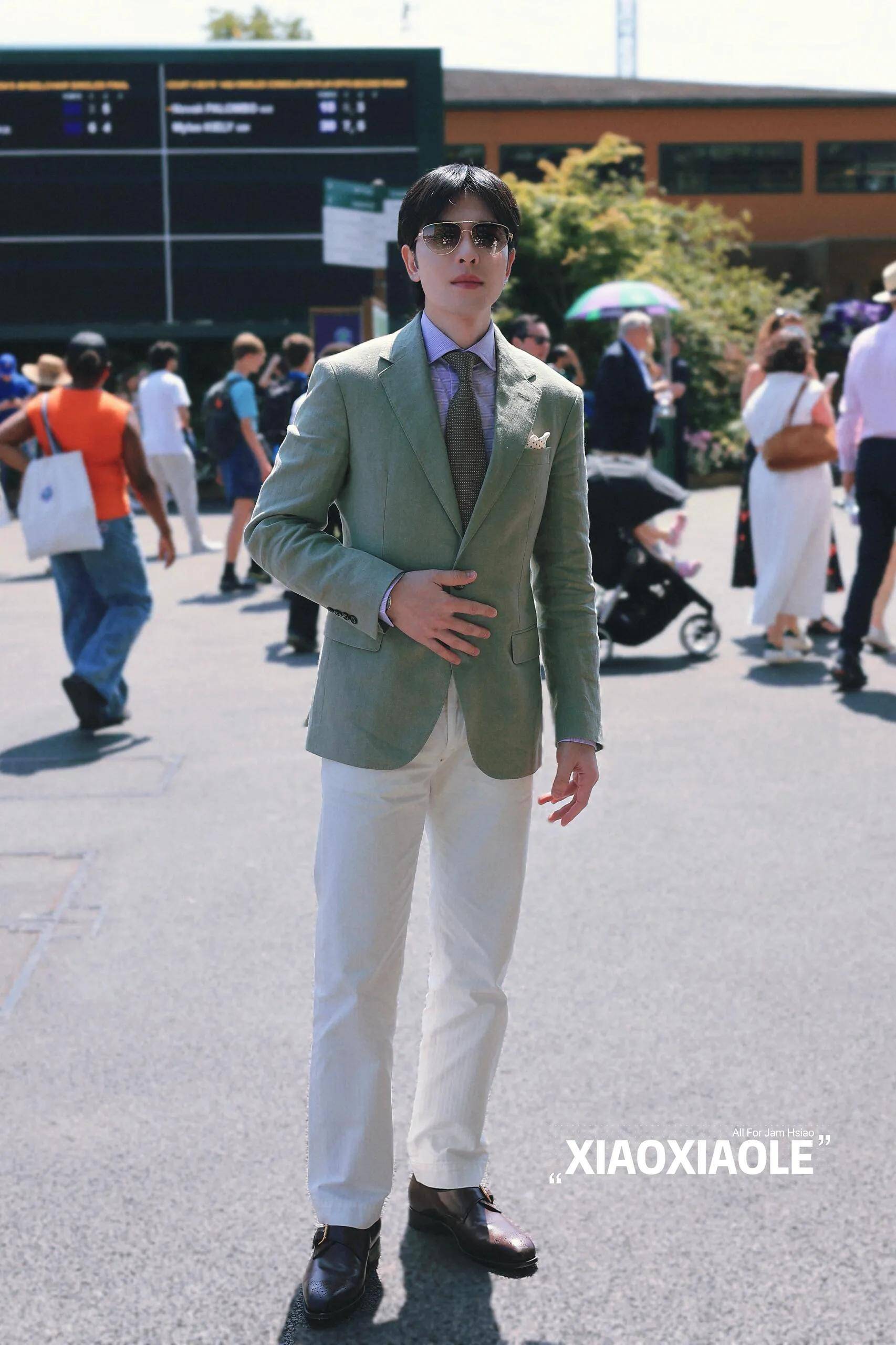 萧敬腾林有慧牵手看温网,绿色西装帅气十足,夫妻相显露无疑