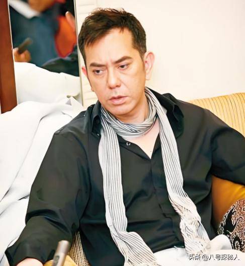 影帝黄秋生:父亲抛弃,母亲灌洗衣粉,26年婚姻曝20岁私生子