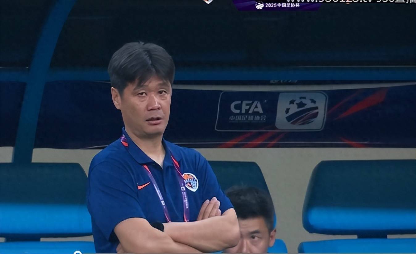 青岛海牛三连败危机：李霄鹏执教生涯的严峻考验