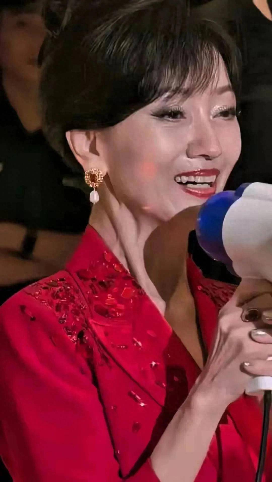 原创72岁赵雅芝酒店遇粉丝满脸皱纹皮肤松弛展现自然老去真实样貌